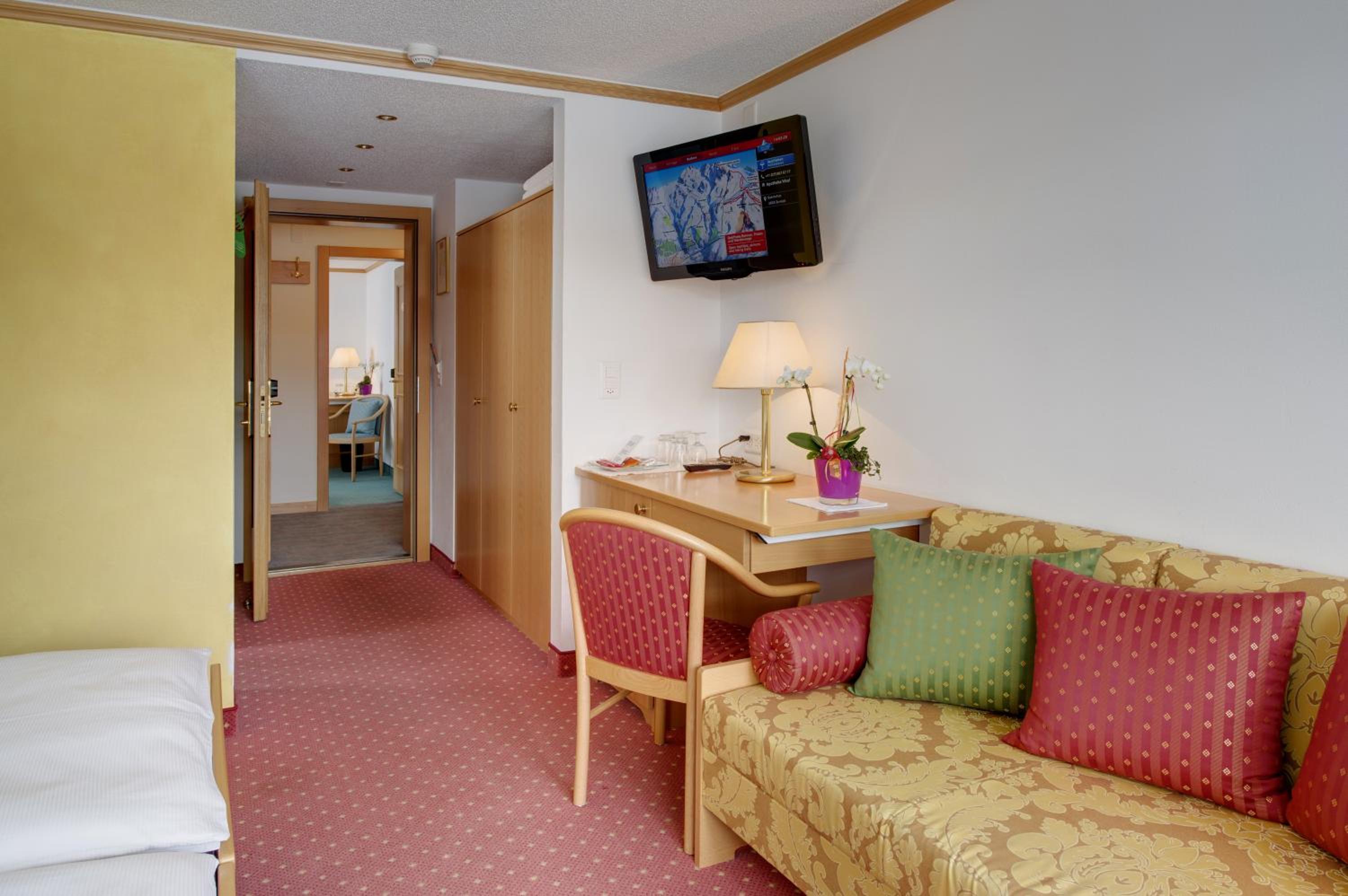 Superior Double or Twin Room with Matterhorn View - Photo 3