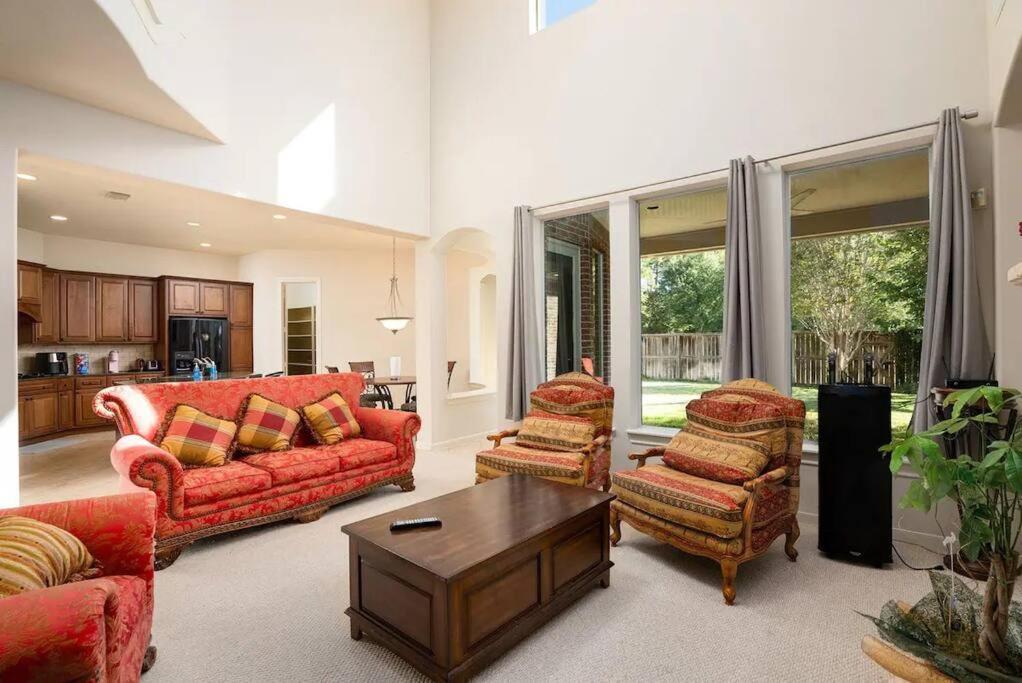 Five-Bedroom House photo 1