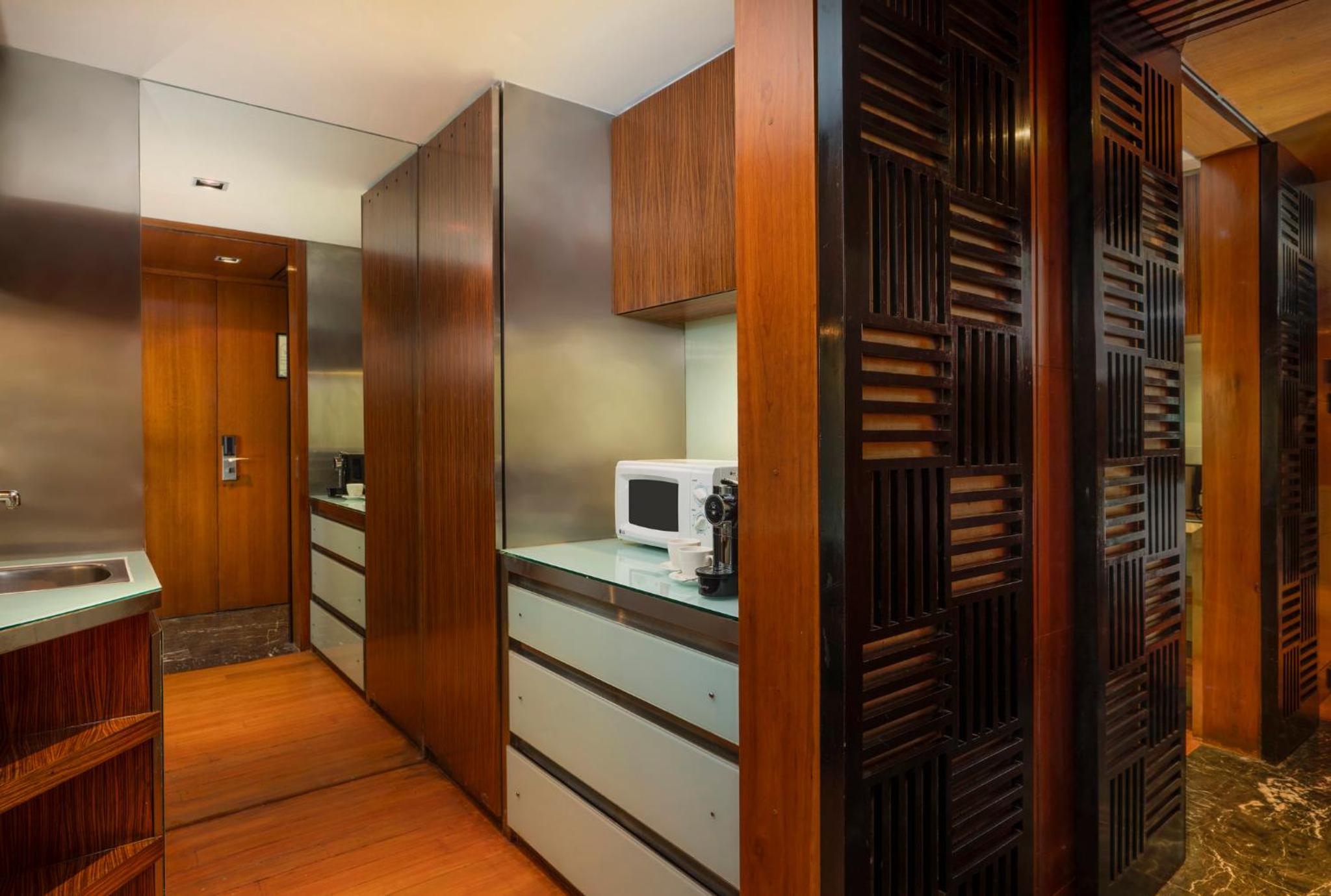 Luxury Suite - Photo 10