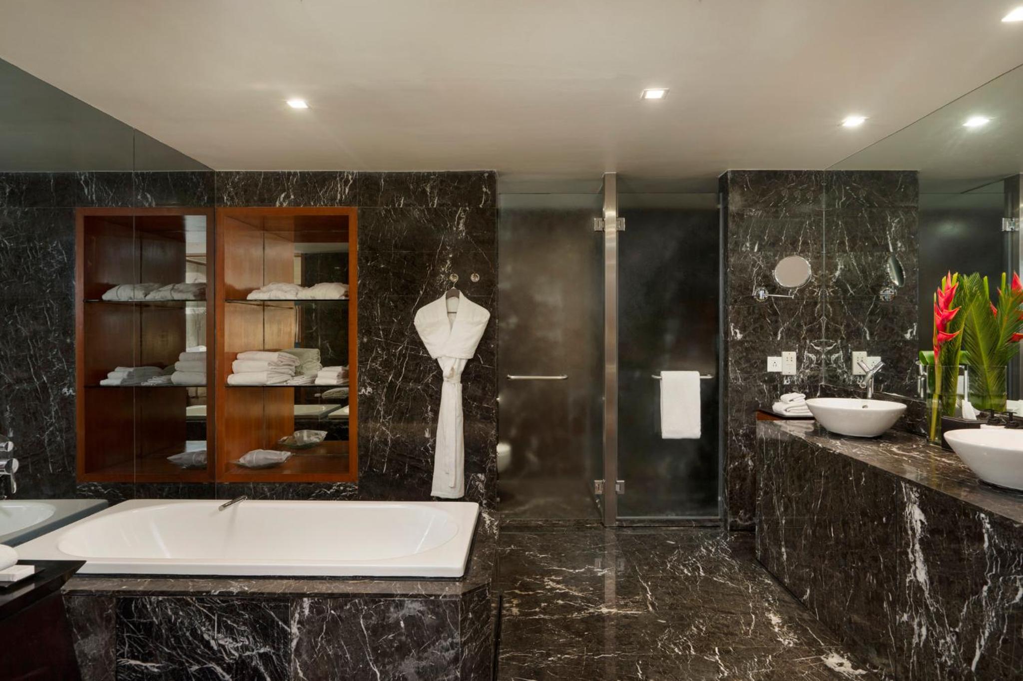 Luxury Suite - Photo 13