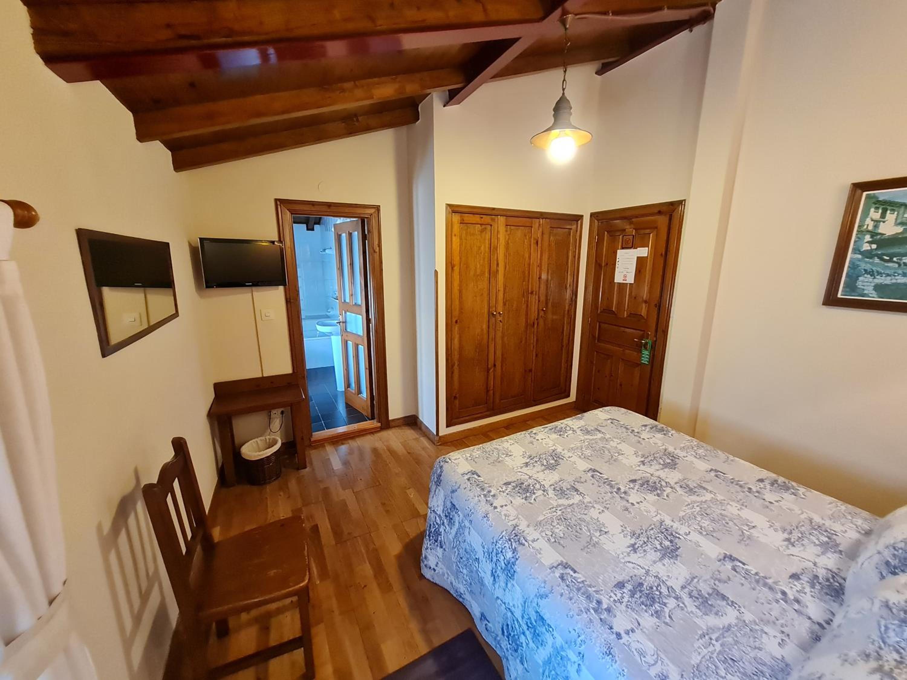Double Room - Photo 8