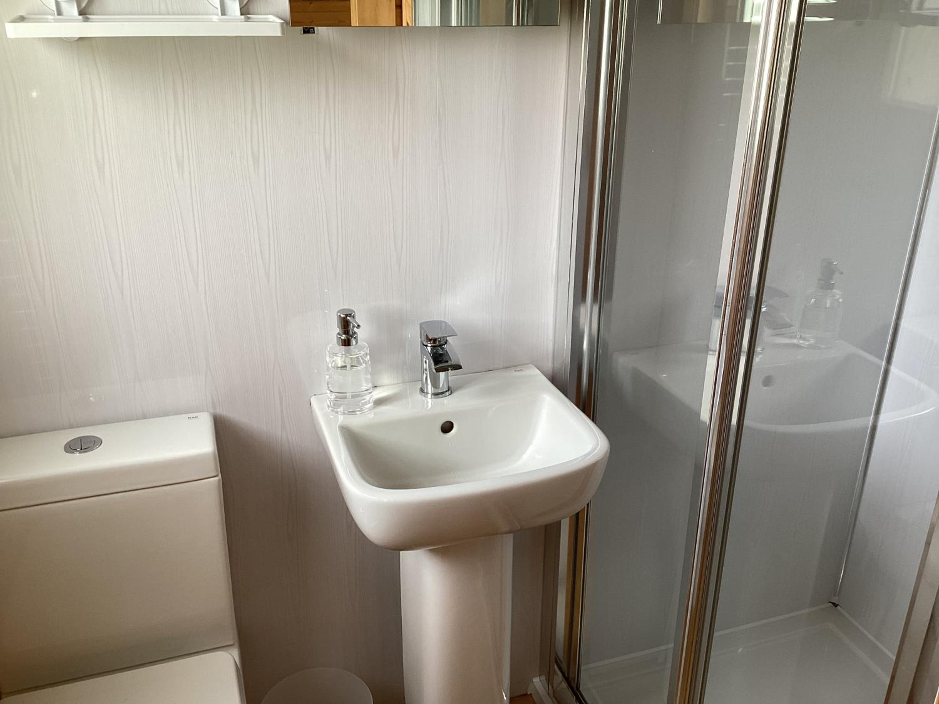 Double Room - Photo 8