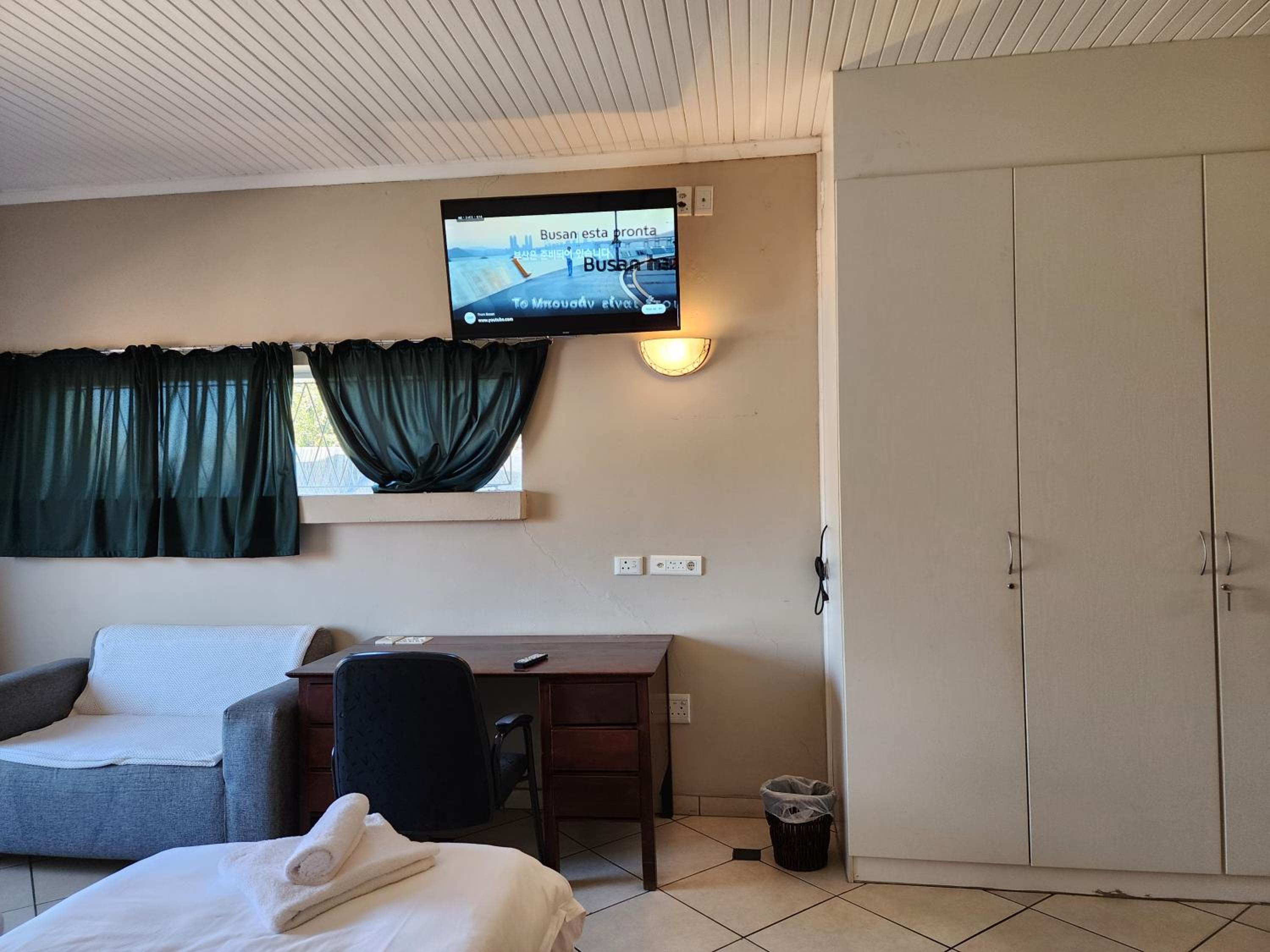 Quadruple Room with Private Bathroom - Photo 13