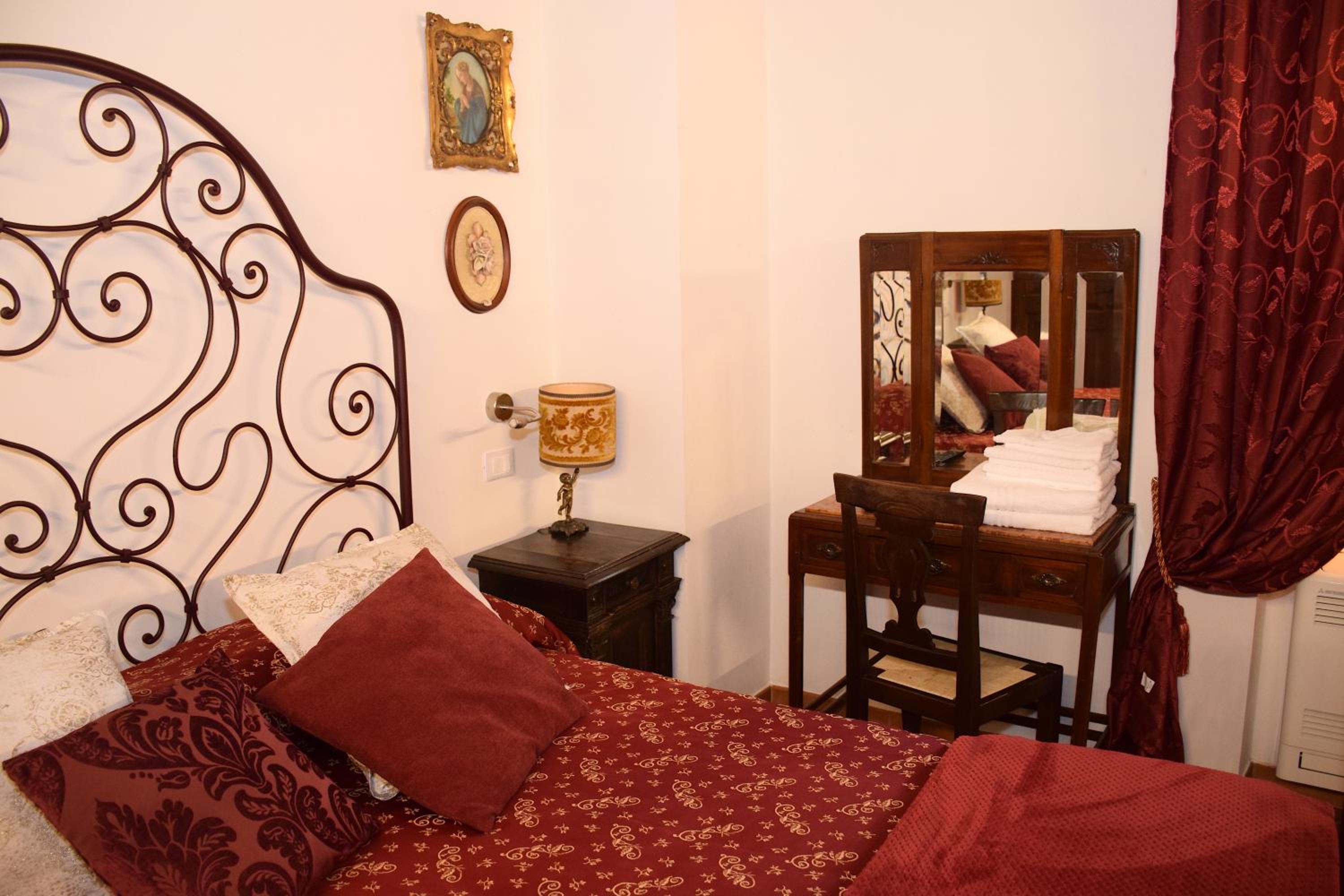 Large Double or Twin Room - Photo 10