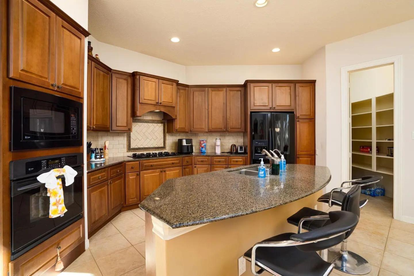 Five-Bedroom House photo 2
