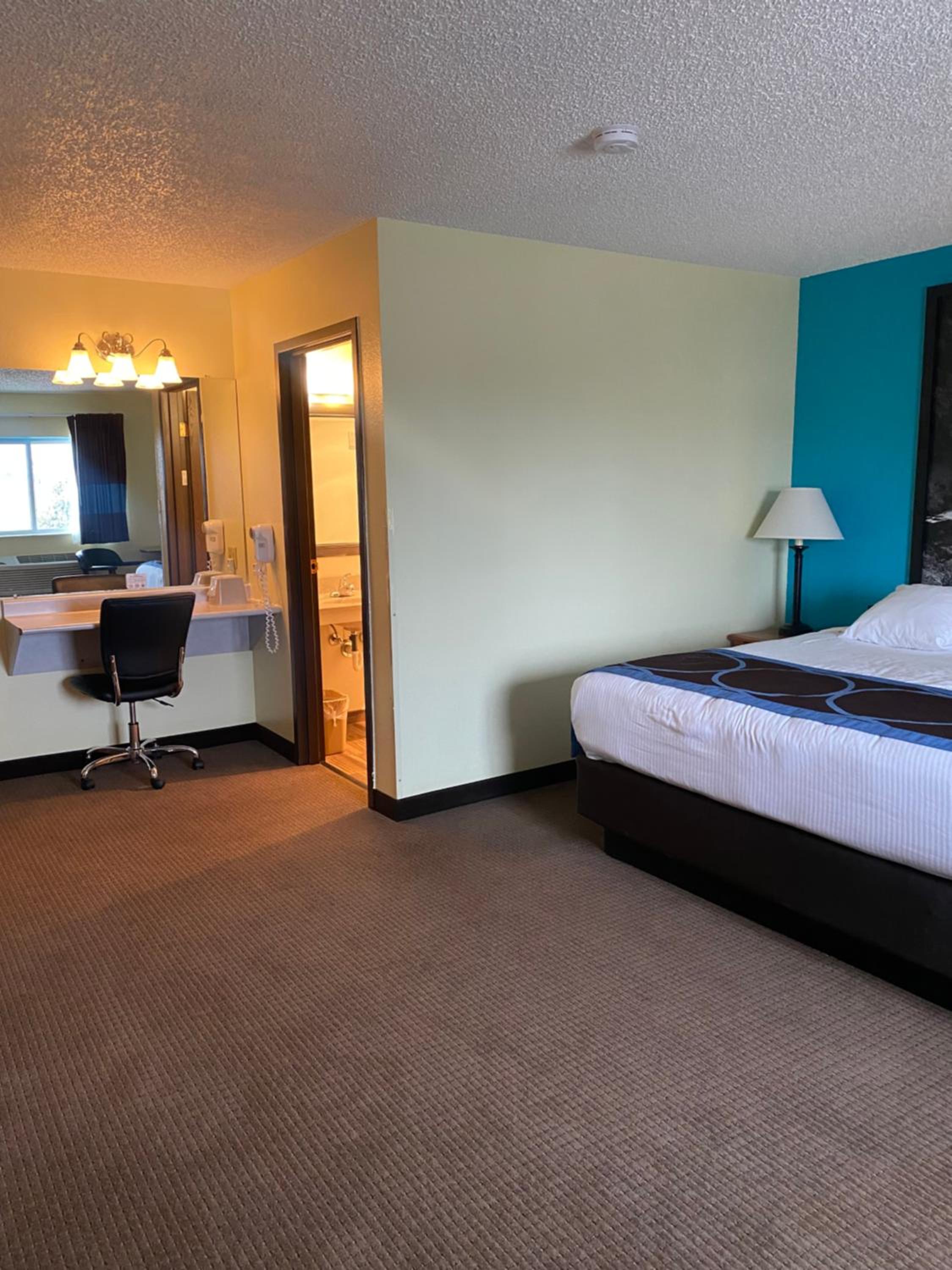 Deluxe King Suite - Photo 6