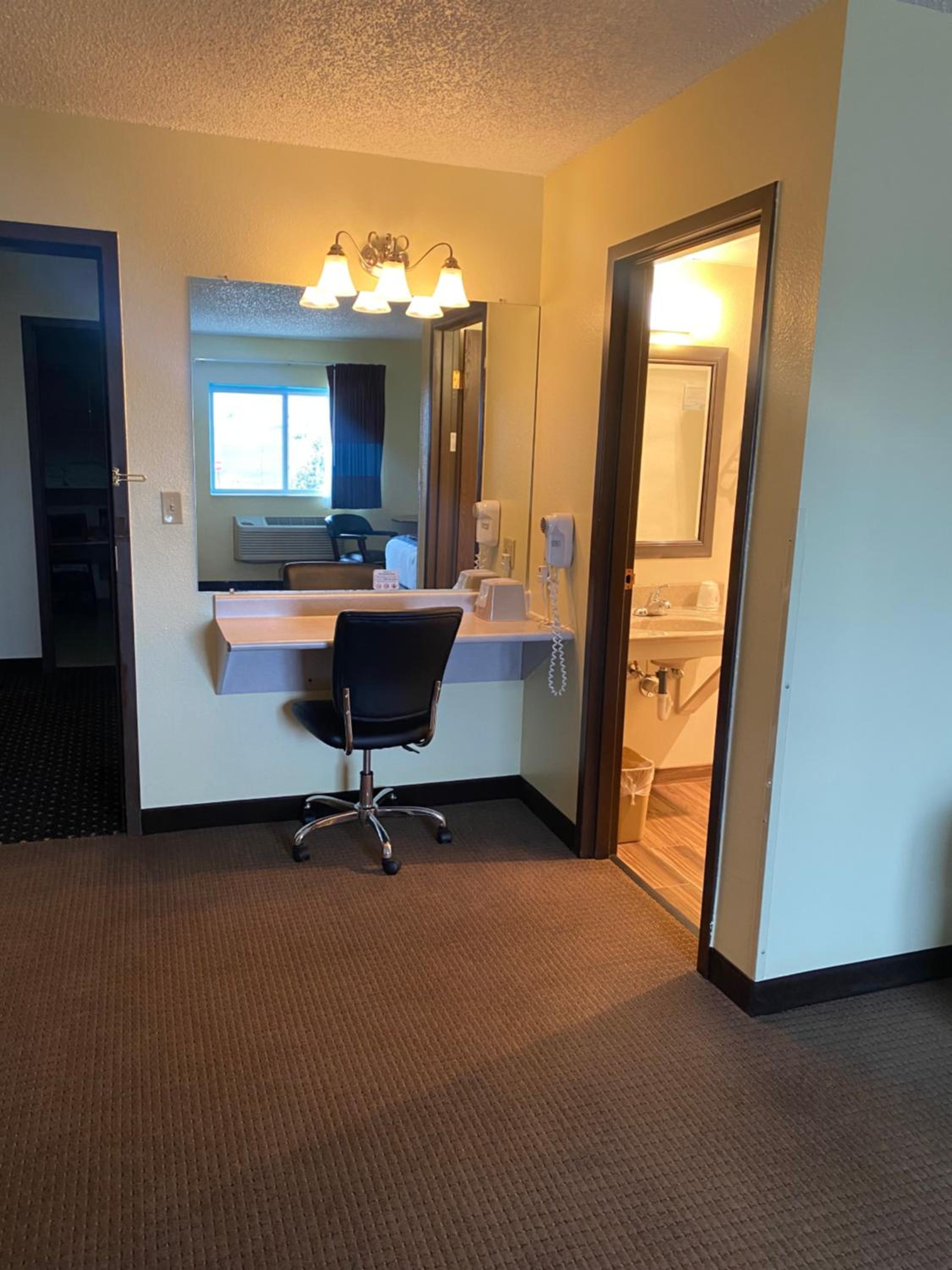 Deluxe King Suite - Photo 5