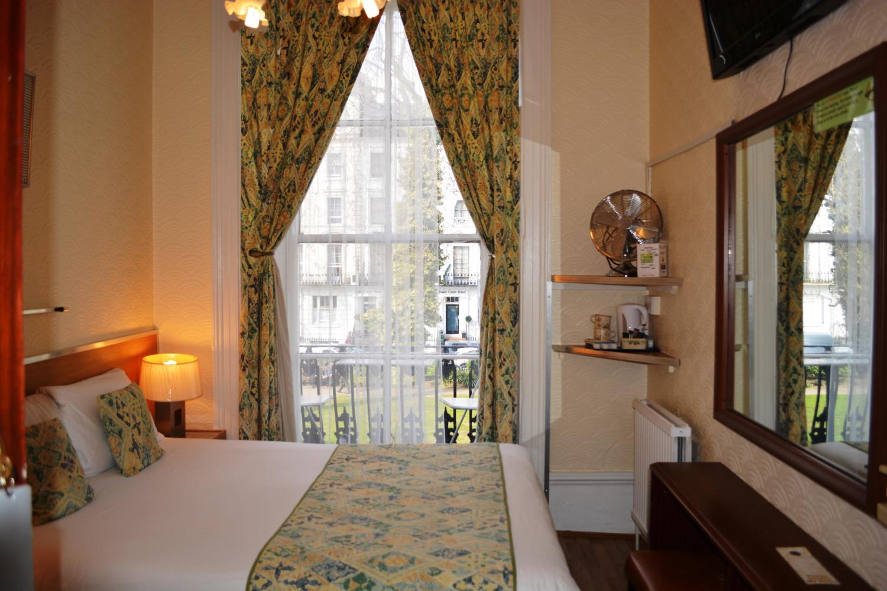 Basic Double Room With Private External Toilet photo 2