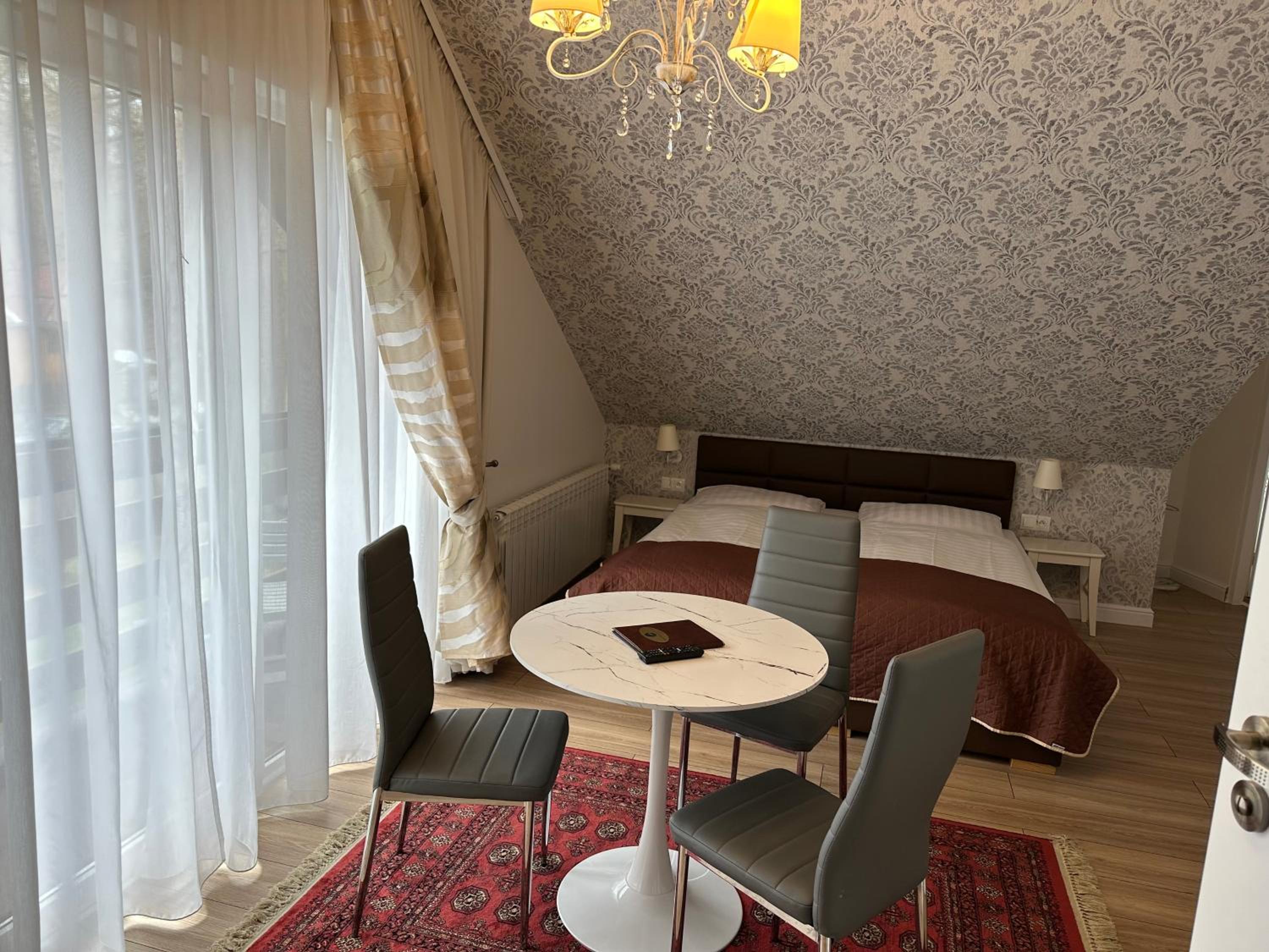 Double Room with Balcony - Photo 6