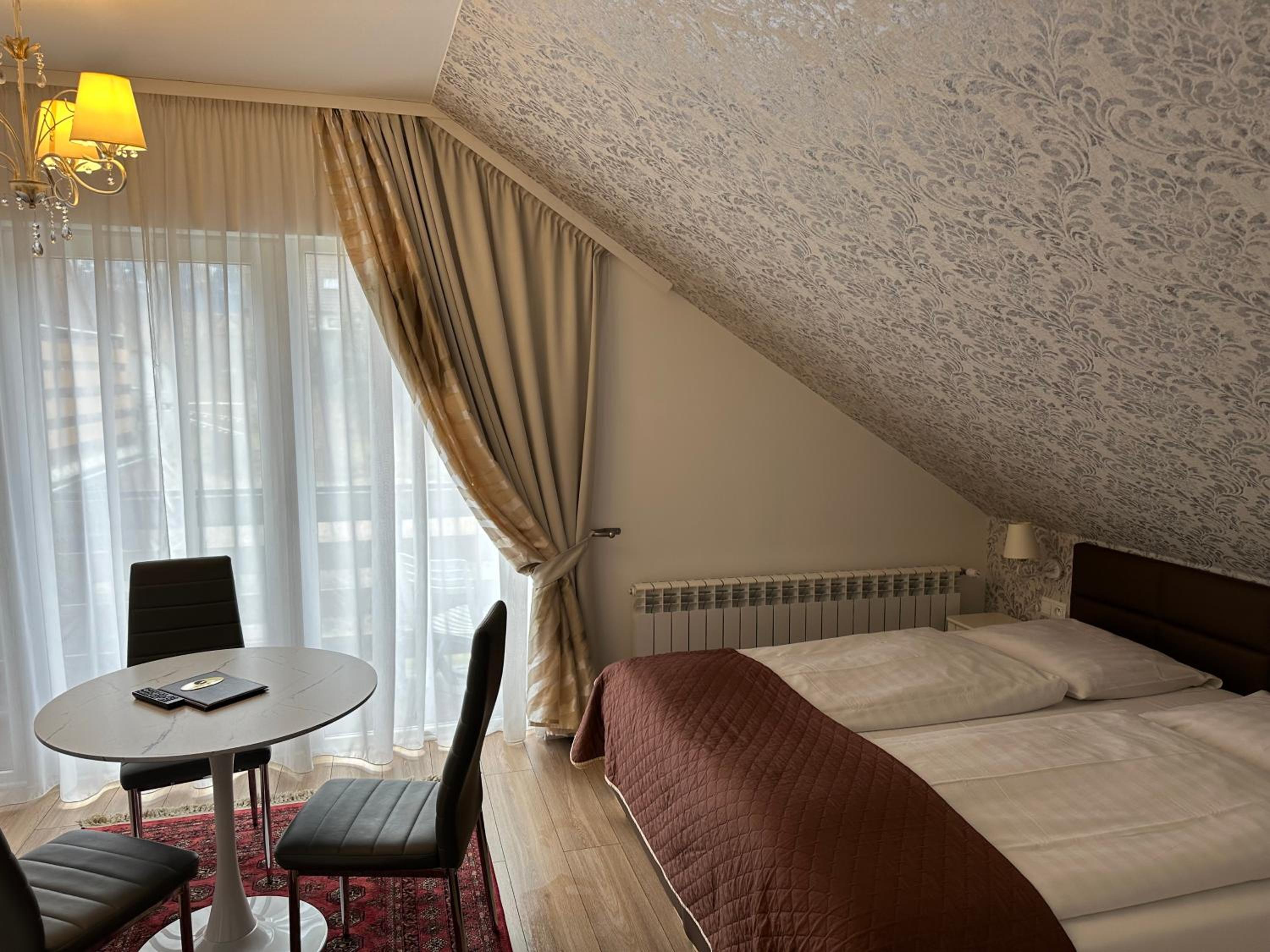 Double Room with Balcony - Photo 7