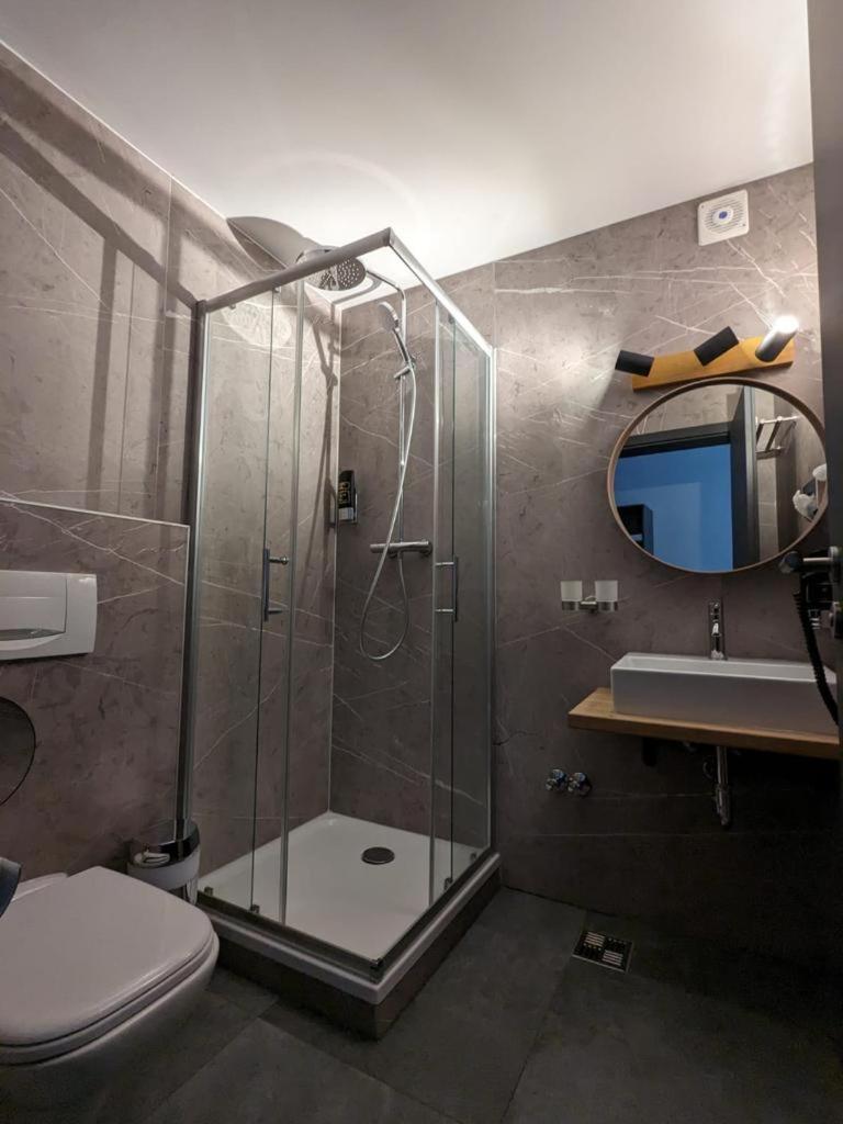 Double or Twin Room with Private Bathroom photo 2