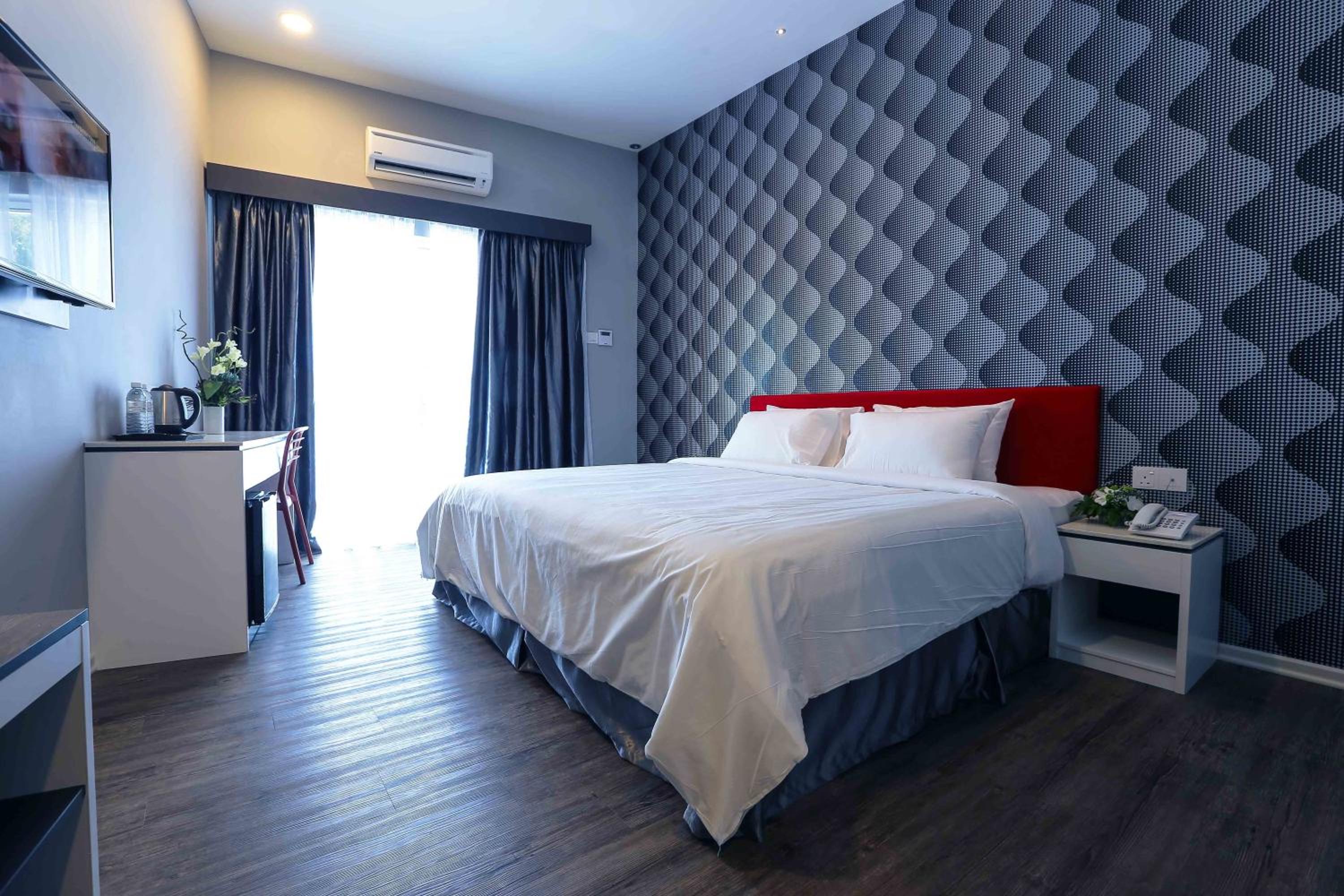 Deluxe King Room with Street View photo 3