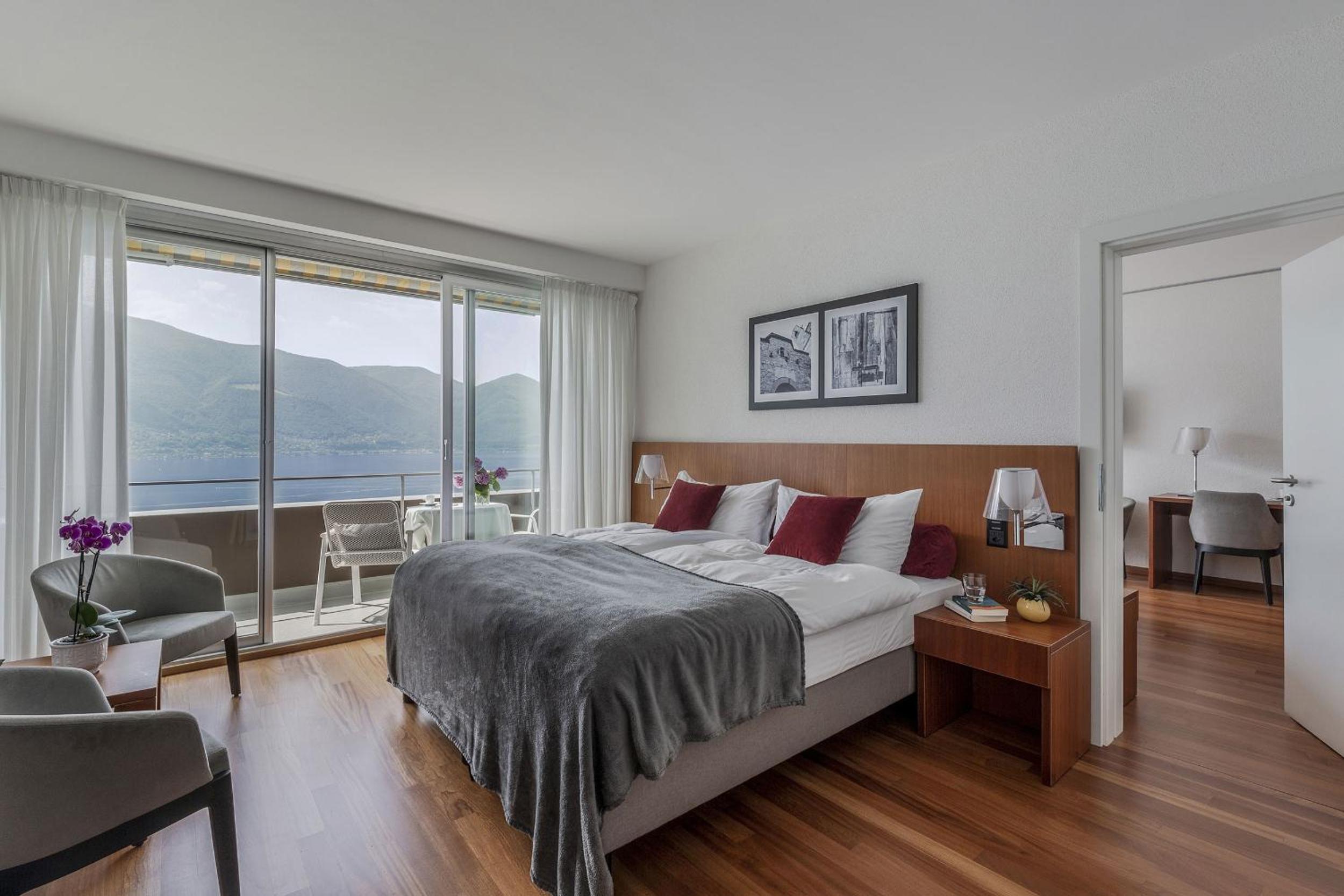 Modern Family Apartment with Balcony and Lake View photo 2
