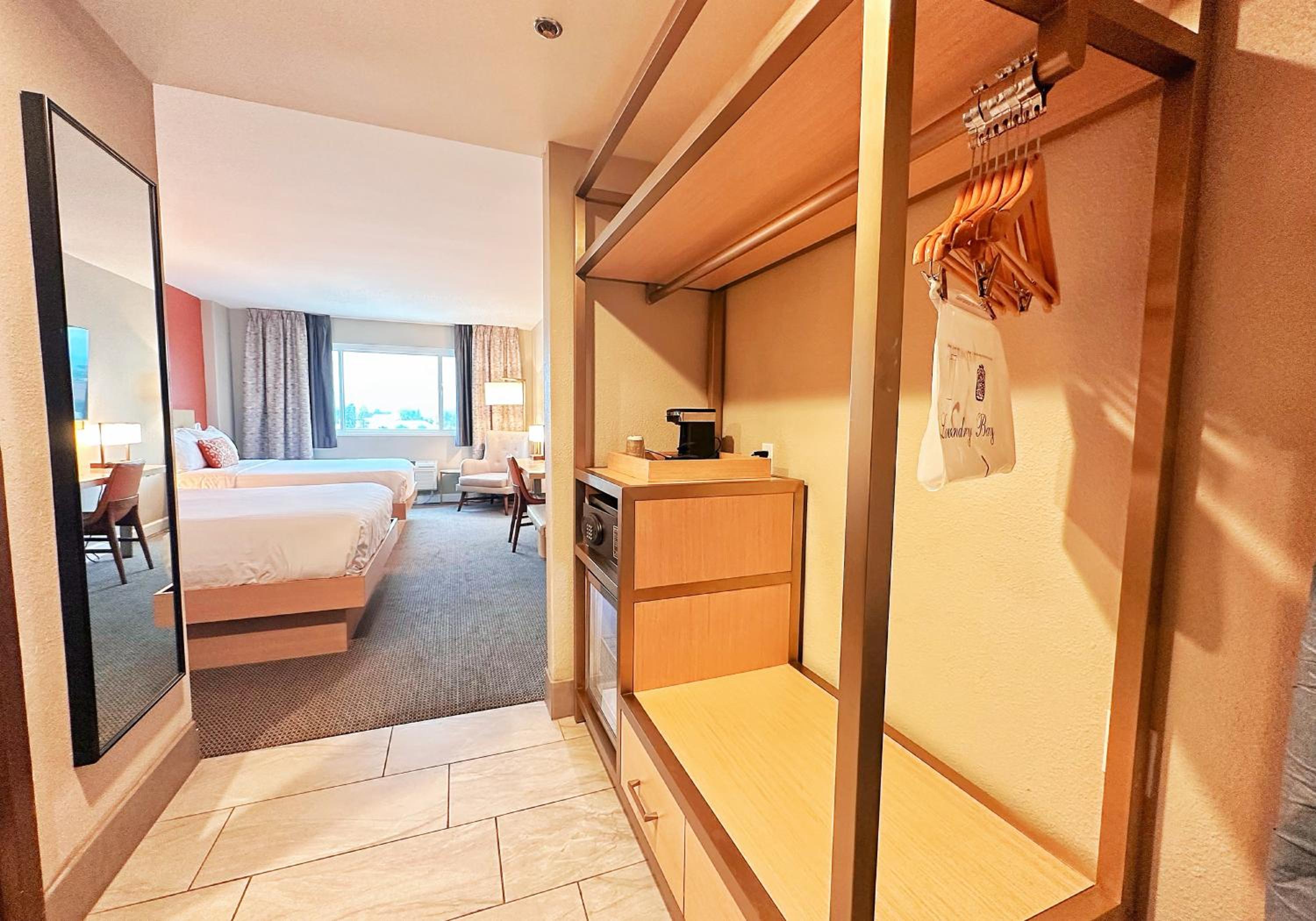Queen Room with Two Queen Beds - Photo 8