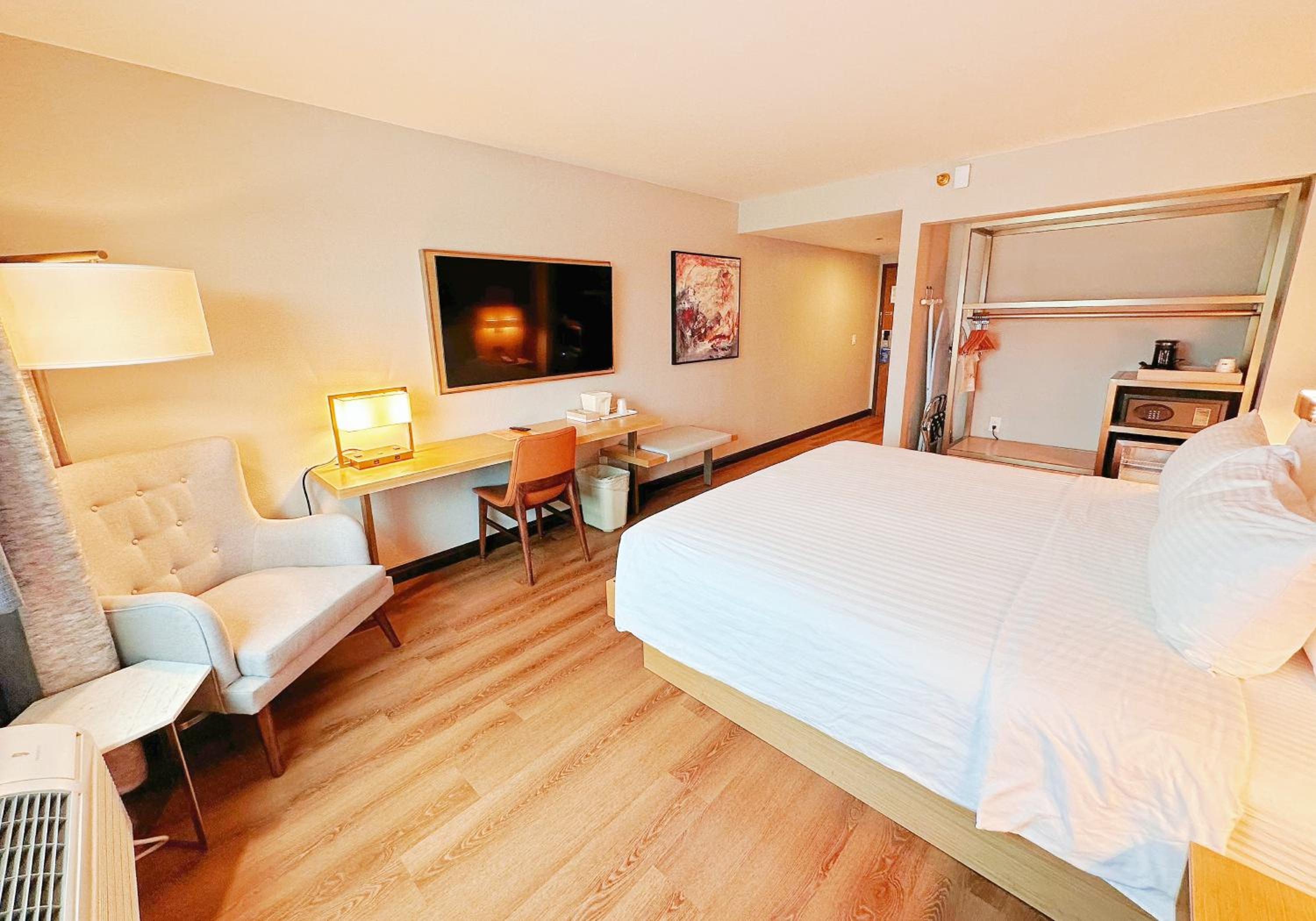 King Room with Mobility Accessible with Bath Tub  - Photo 5