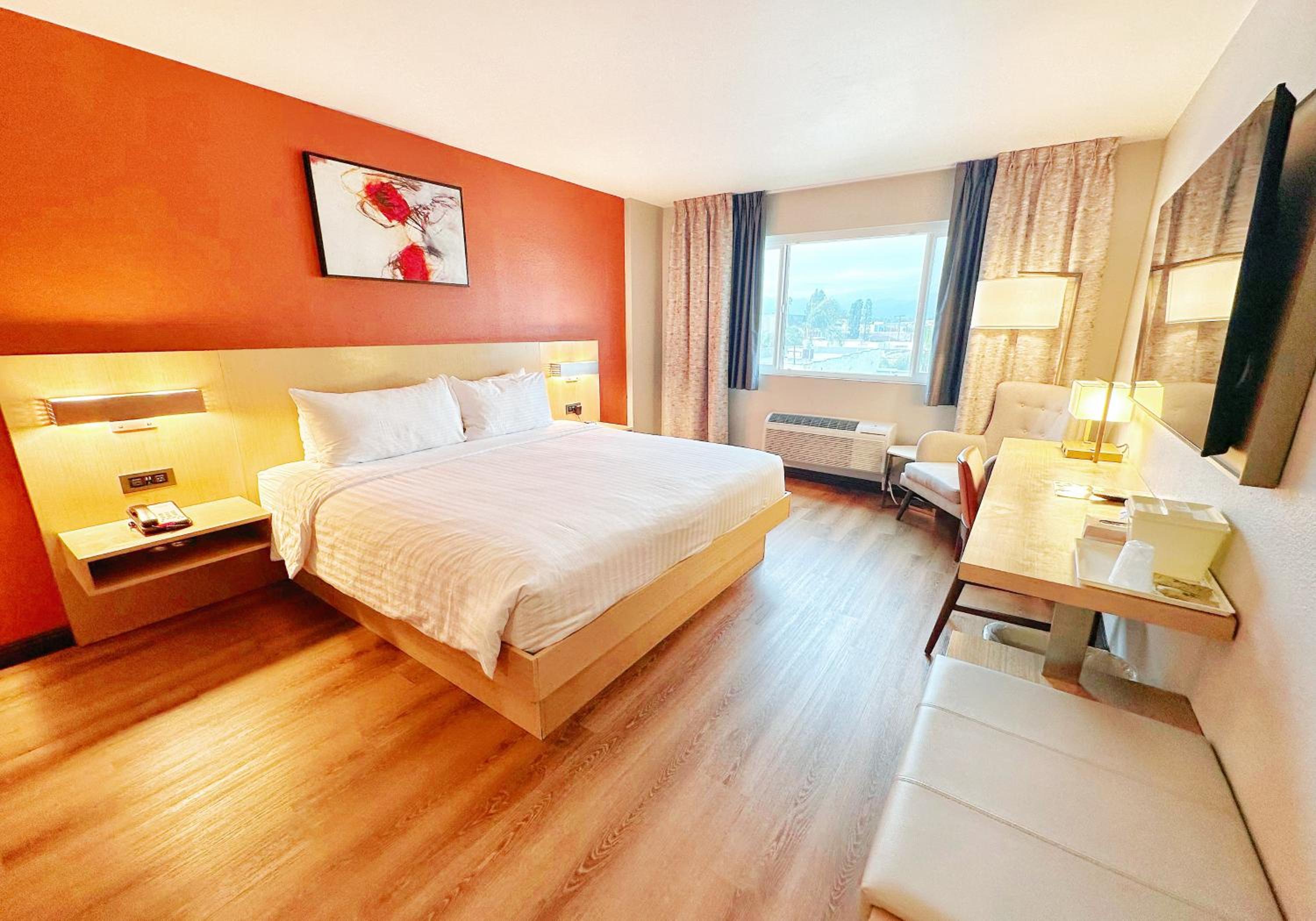 King Room with Mobility Accessible with Bath Tub  - Photo 6