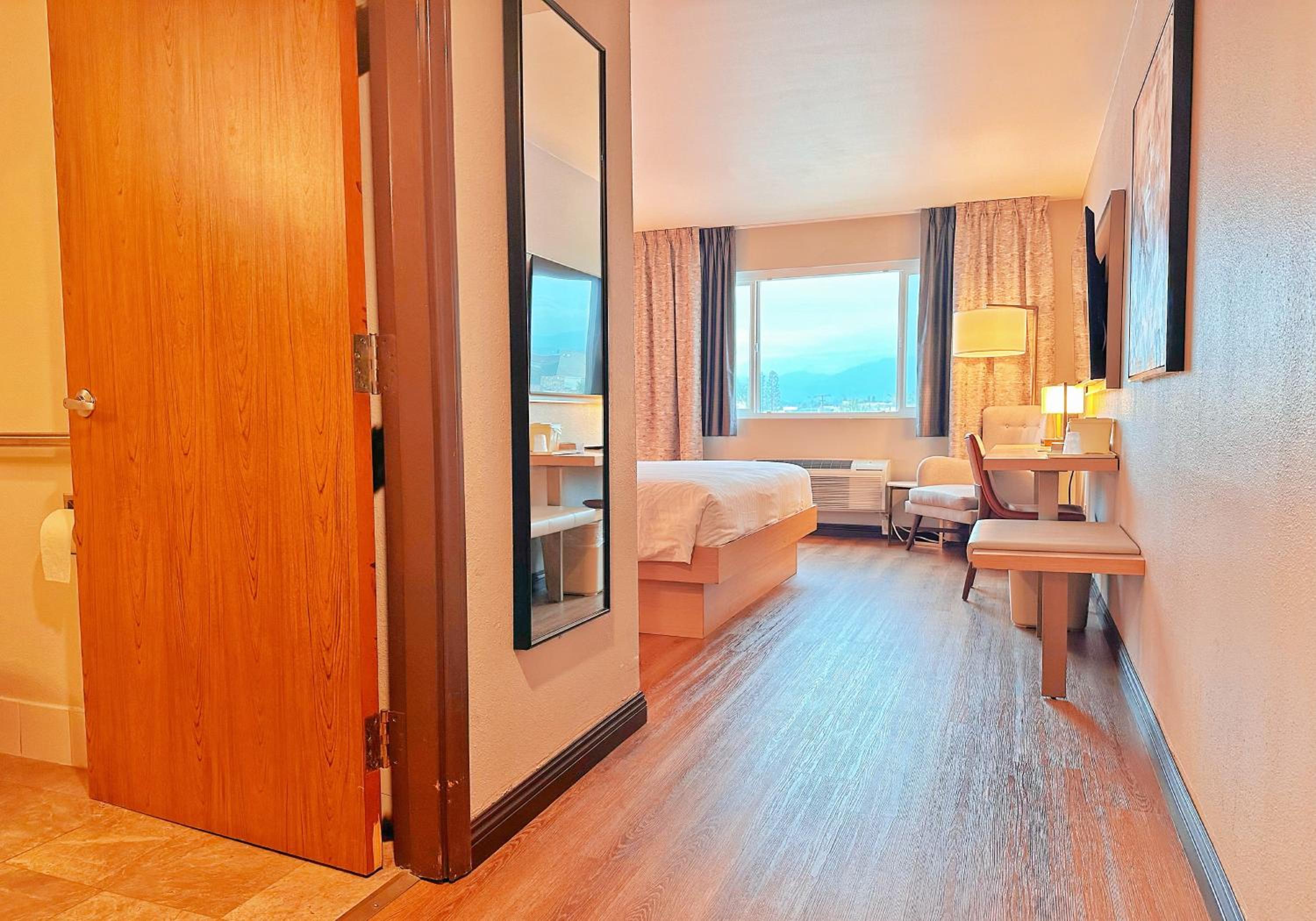 King Room with Mobility Accessible with Bath Tub  - Photo 4