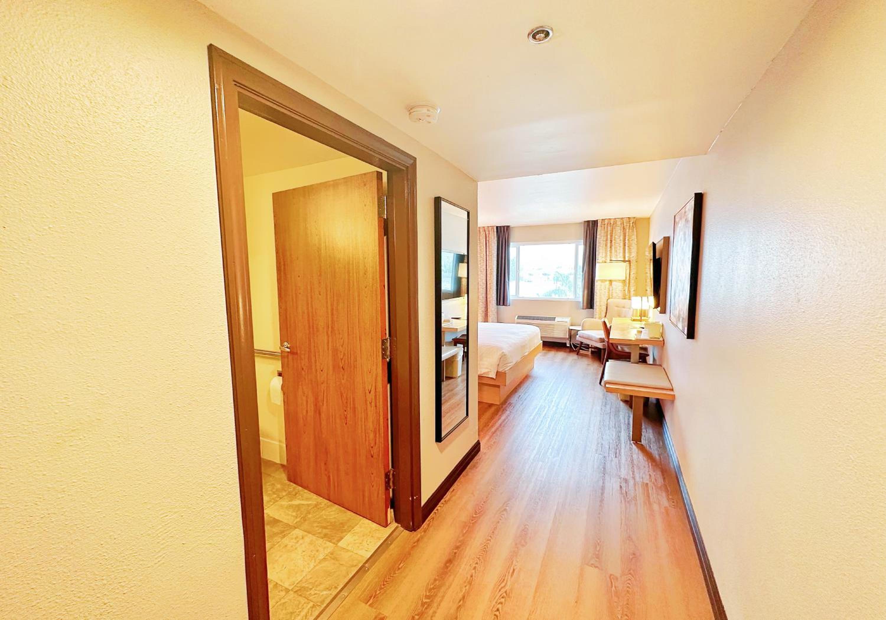 King Room with Mobility Accessible with Bath Tub  - Photo 17