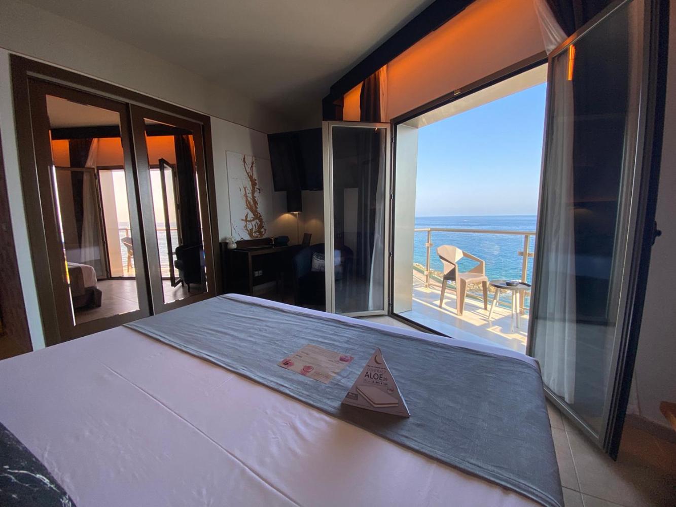 Deluxe Double Room with Sea View - Photo 3