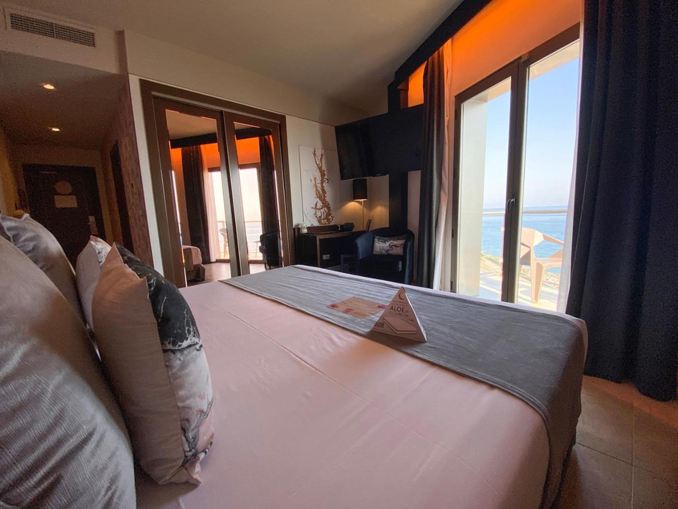 Deluxe Double Room with Sea View - Photo 6