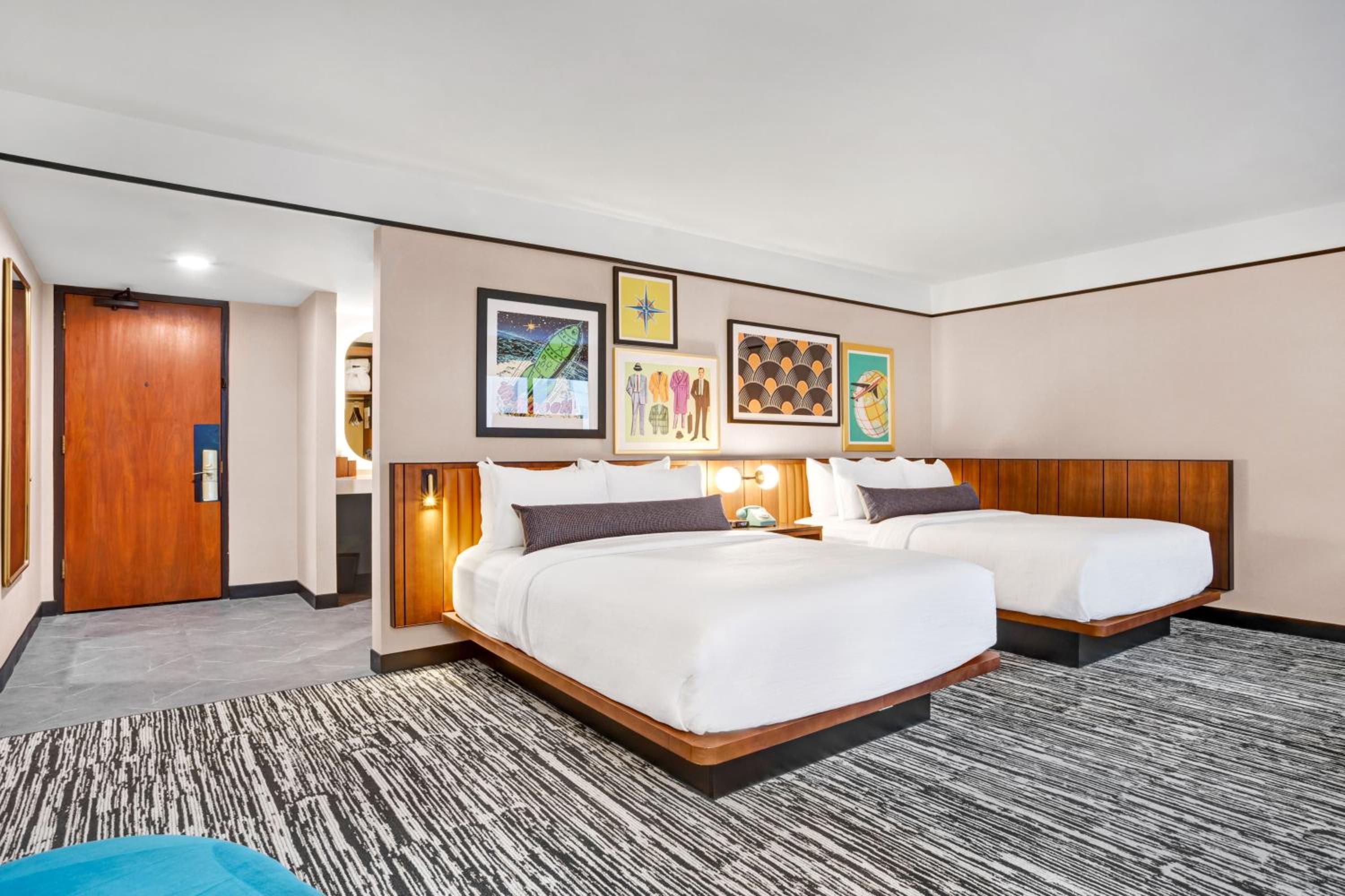 Standard Room with Two Queen Beds - Photo 3