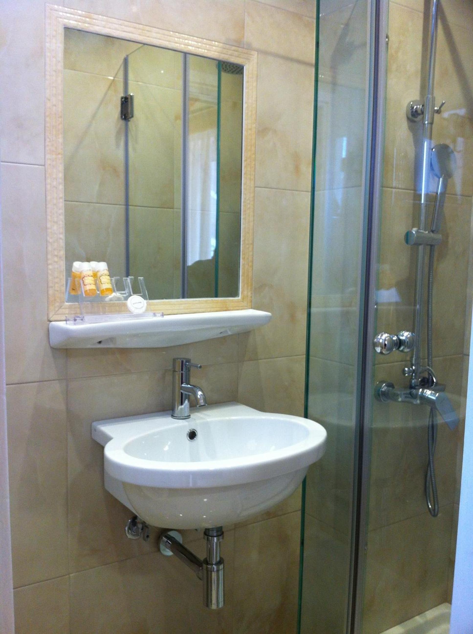 Twin Room (bunk beds) with Ensuite Bathroom and Balcony photo 3