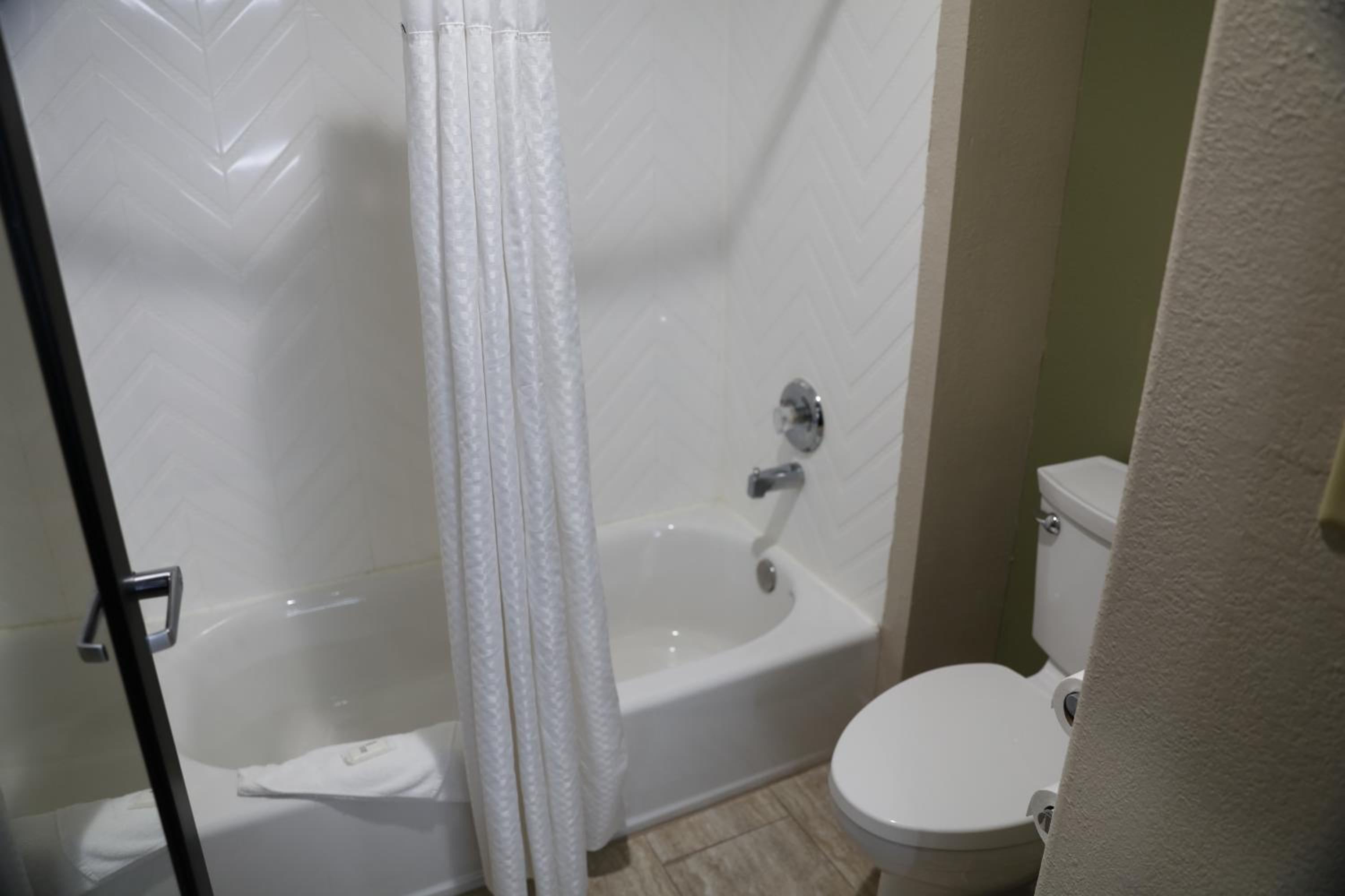 Queen Room with Two Queen Beds - Non-Smoking - Photo 4
