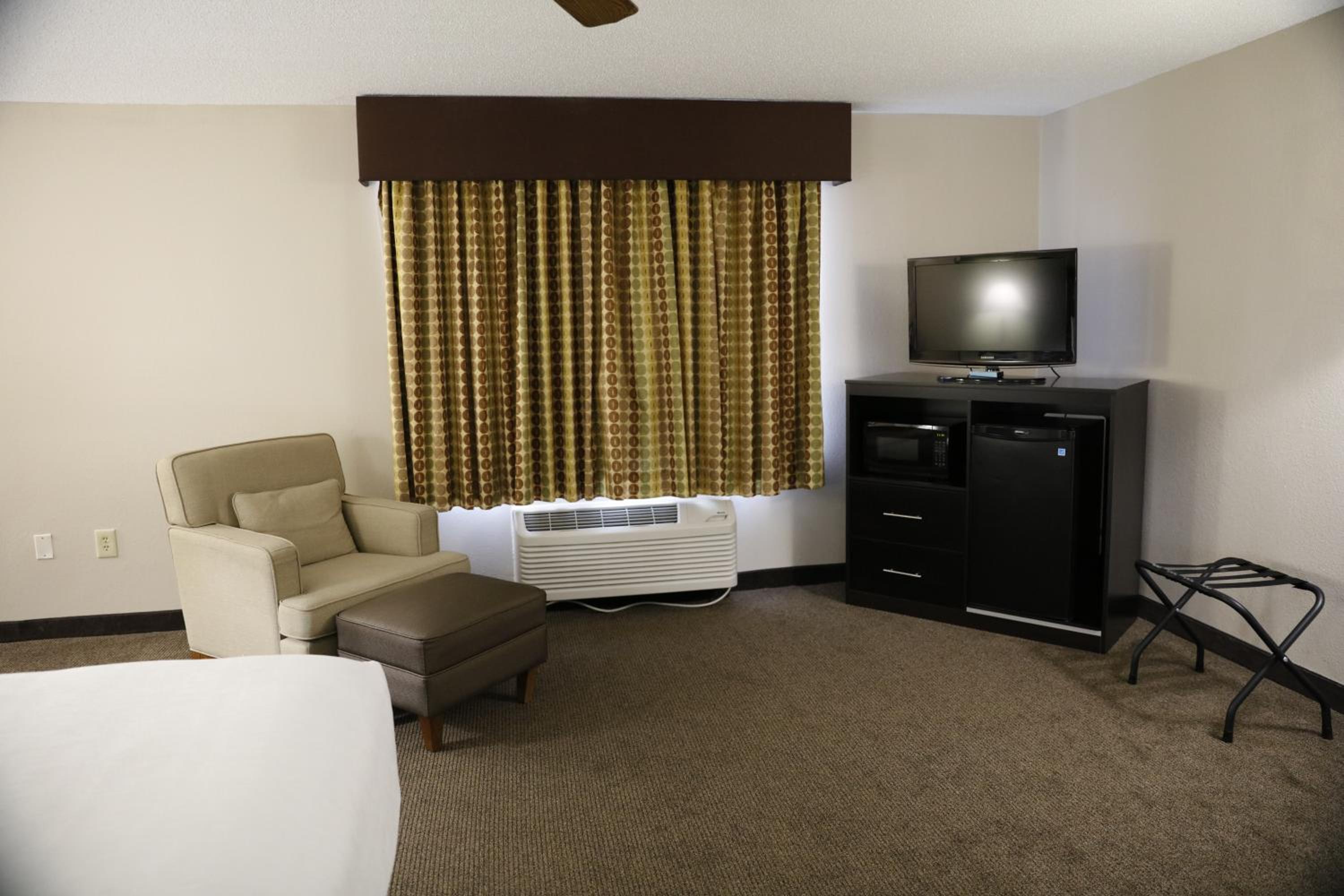 1 King Bed, Studio Suite, Non-Smoking - Photo 2