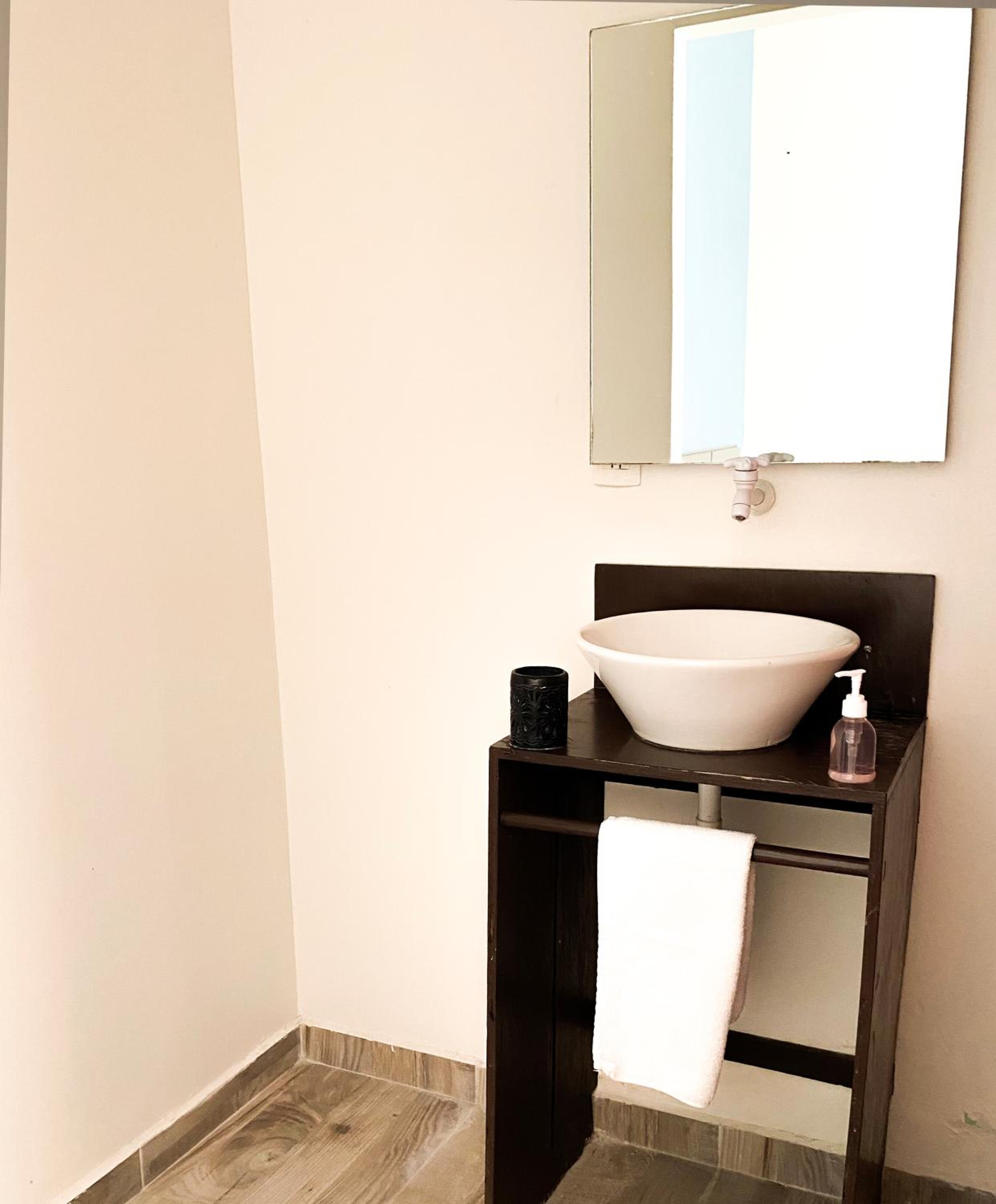 Standard Twin Room - Photo 6