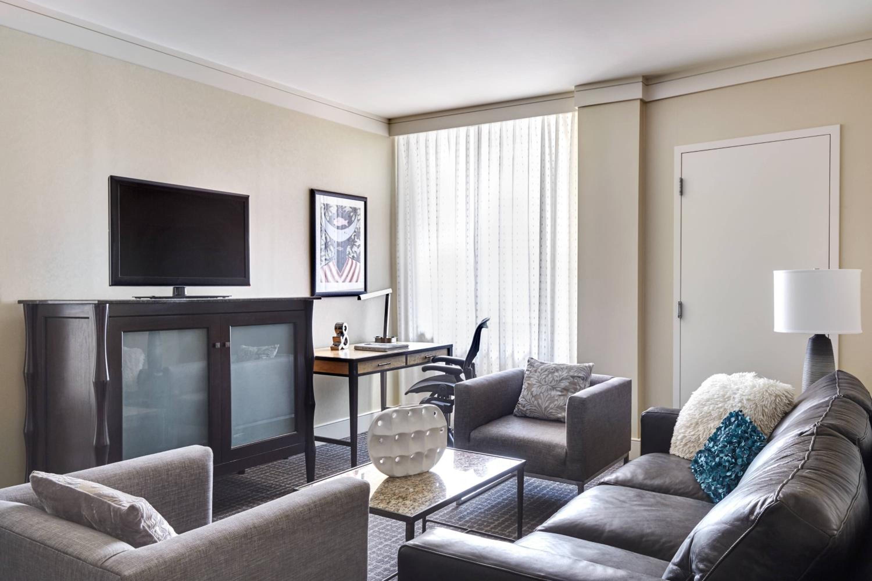 Suite, 1 King - Photo 5