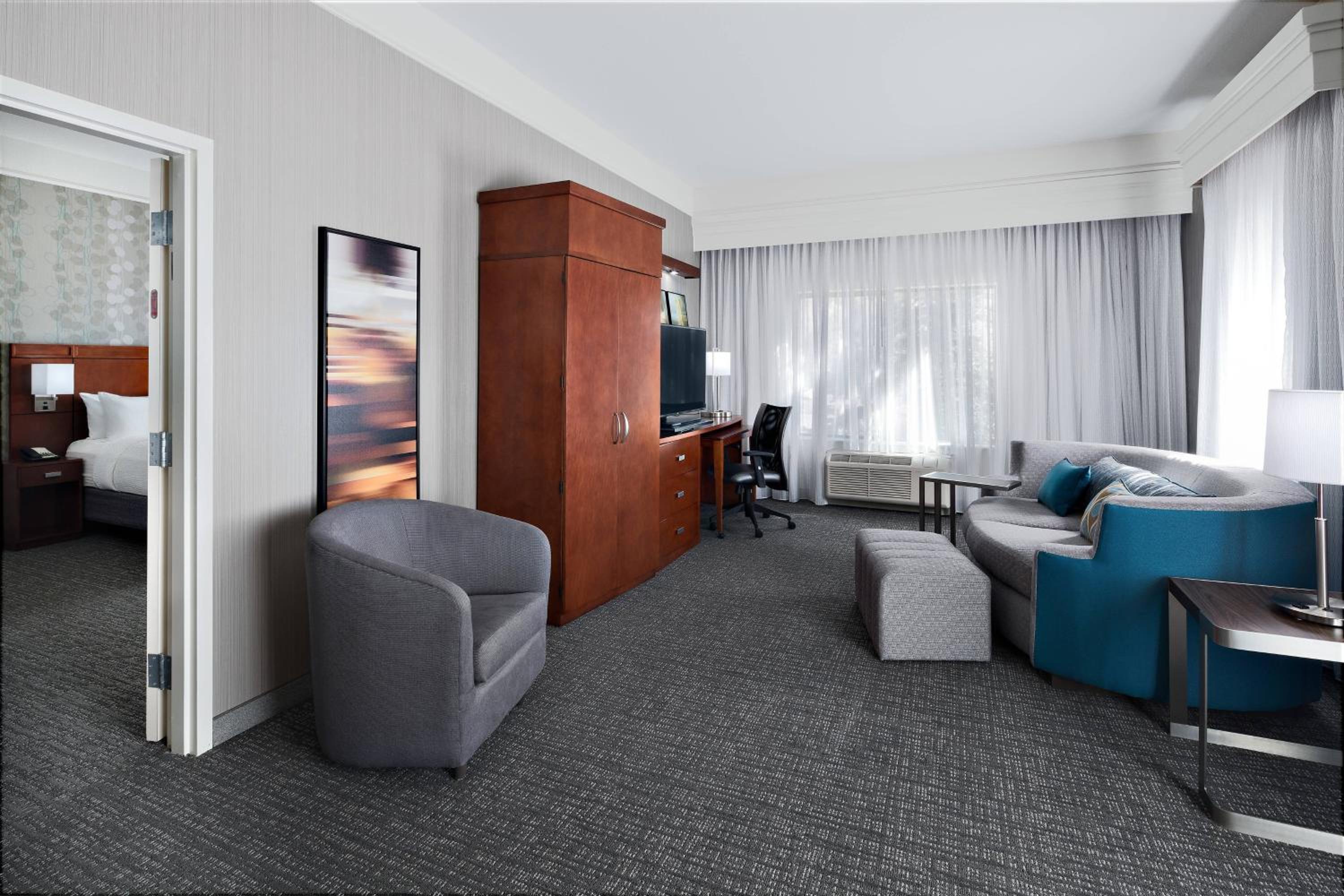 One-Bedroom King Suite with Sofa Bed - Non-Smoking - Photo 2