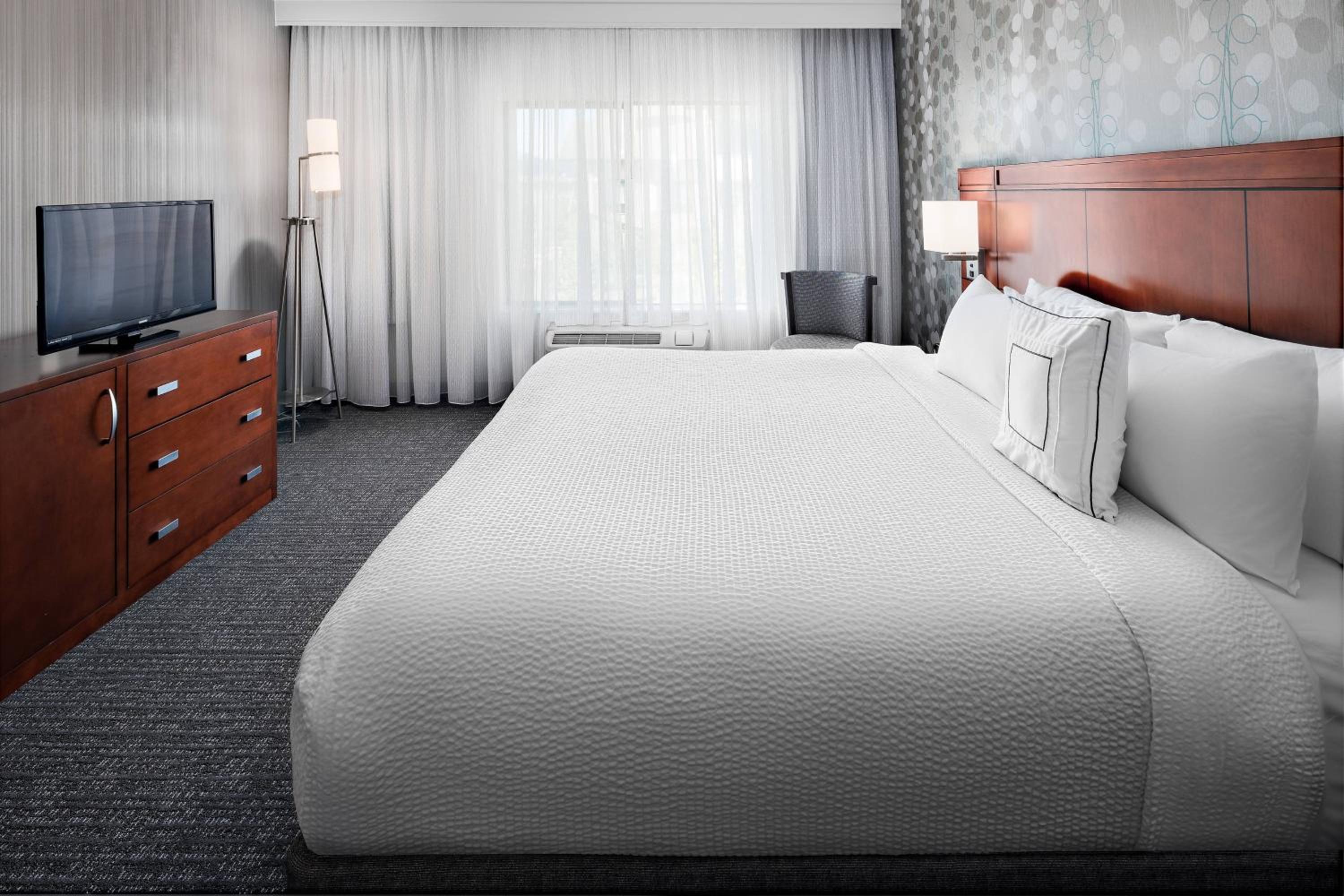 One-Bedroom King Suite with Sofa Bed - Non-Smoking - Photo 4