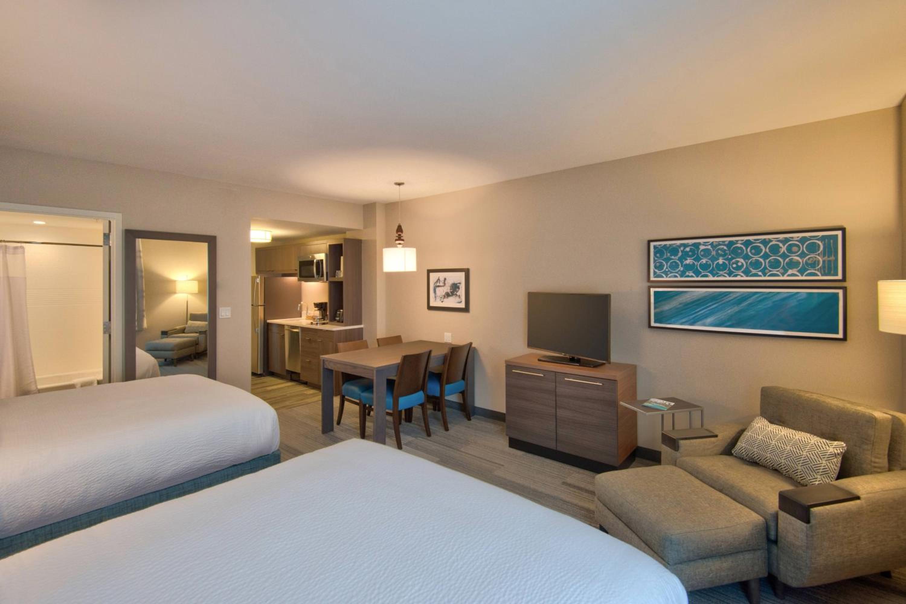 Studio with Two Queen Beds - Hearing Accessible