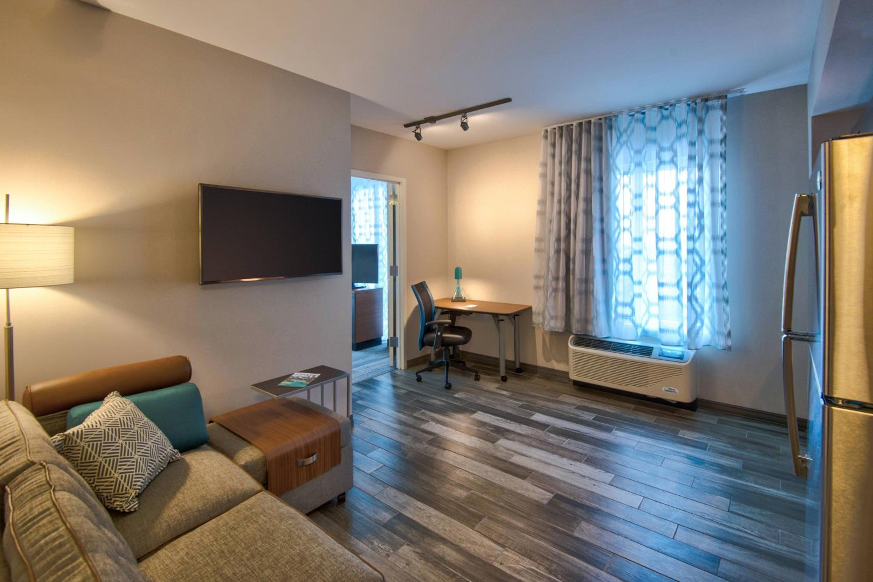 One-Bedroom Suite - Photo 2