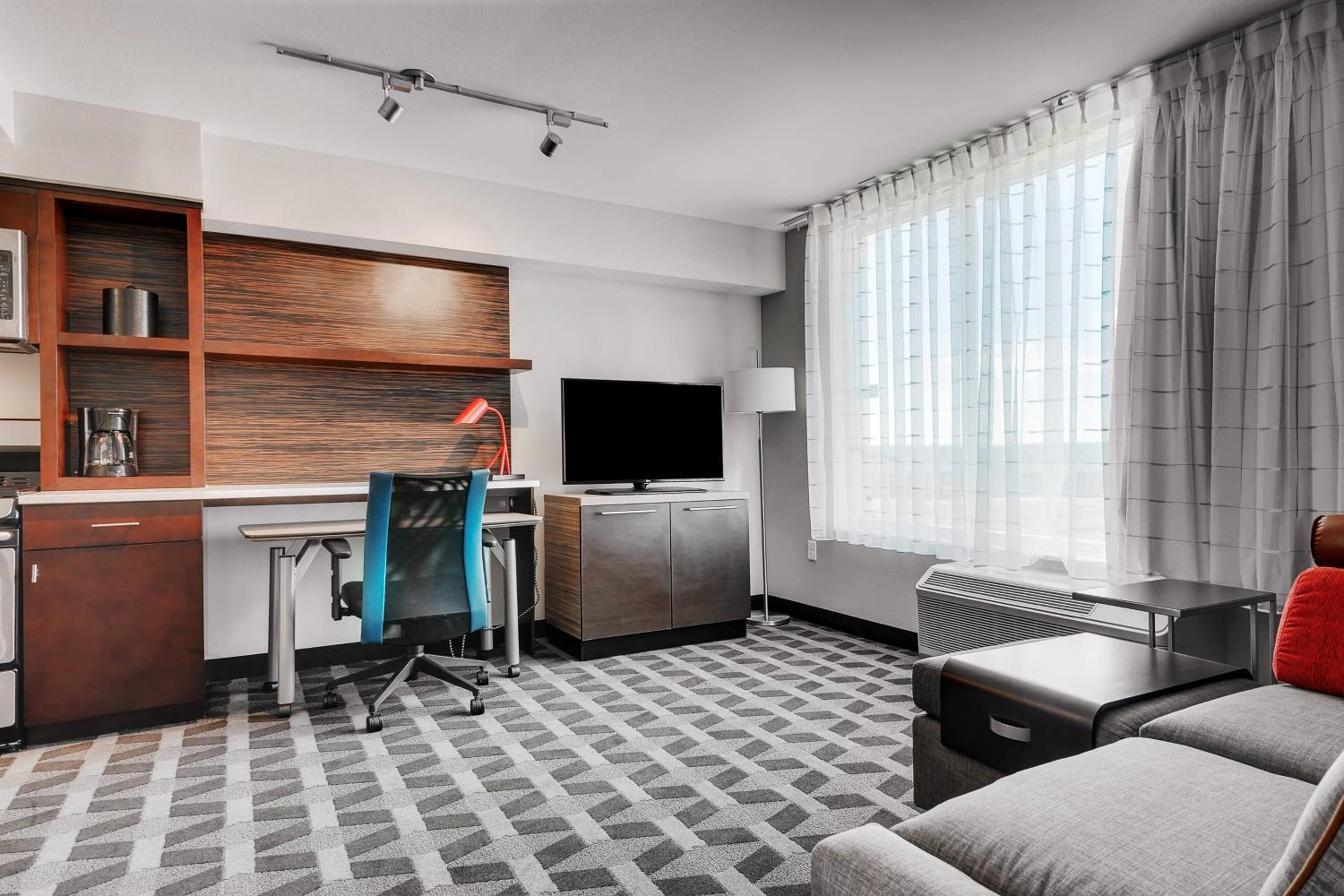 One-Bedroom Queen Suite with Sofa Bed - Hearing Accessible photo 3