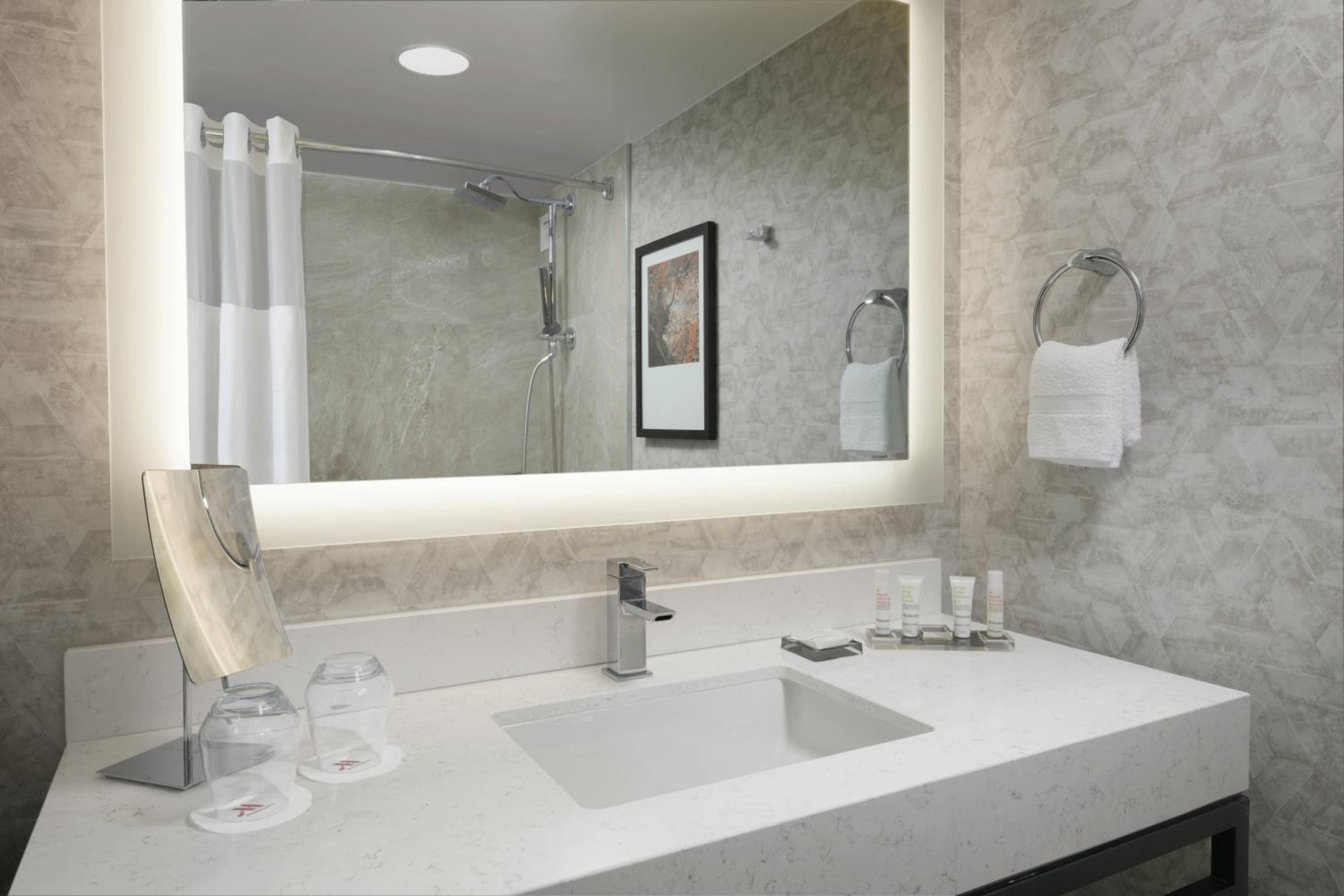 Guest Room, King bed - Photo 2