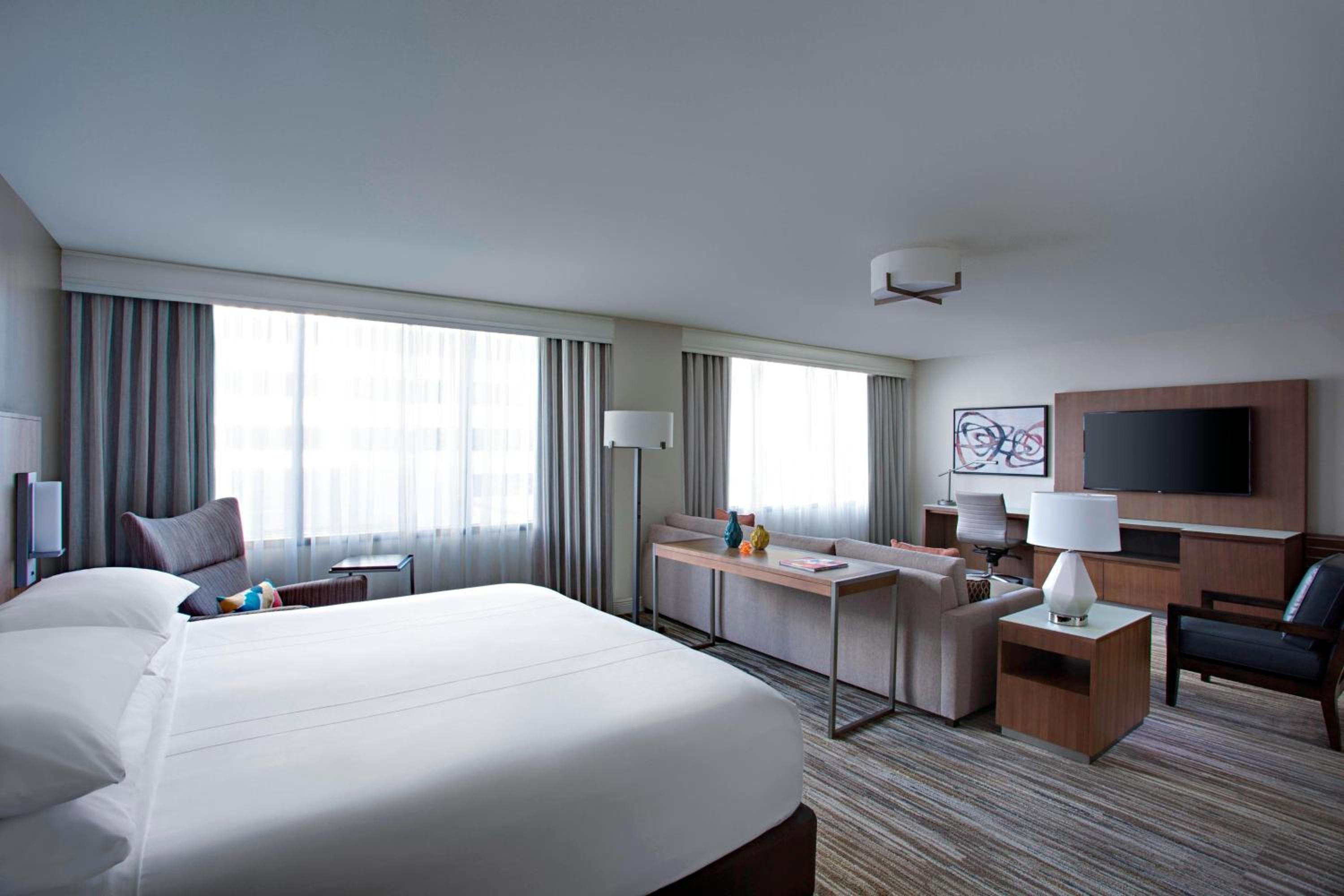 1 Bedroom Executive Suite, 1 King, Sofa bed - Photo 6
