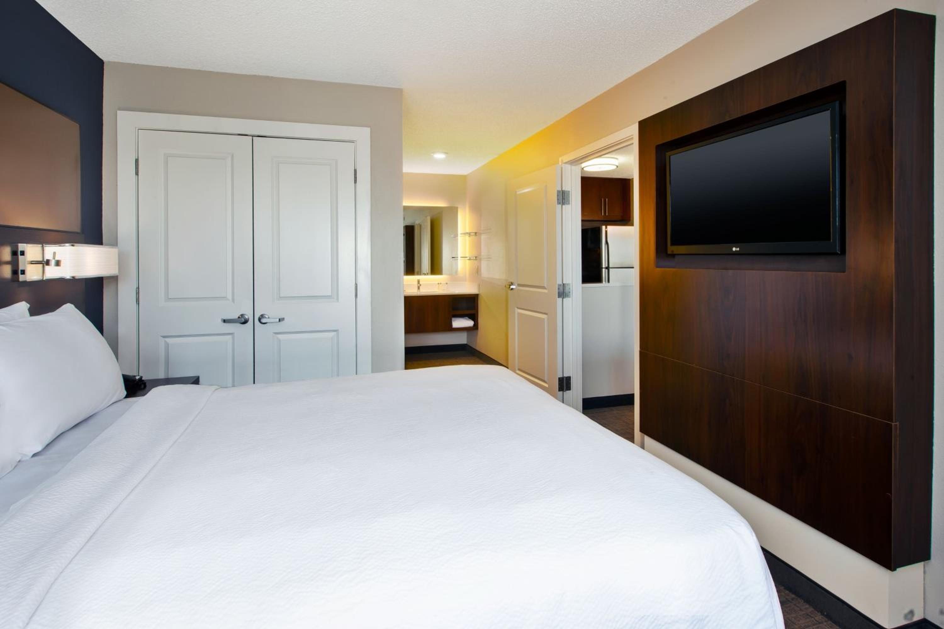 One-Bedroom King Suite with Sofa Bed - Photo 3