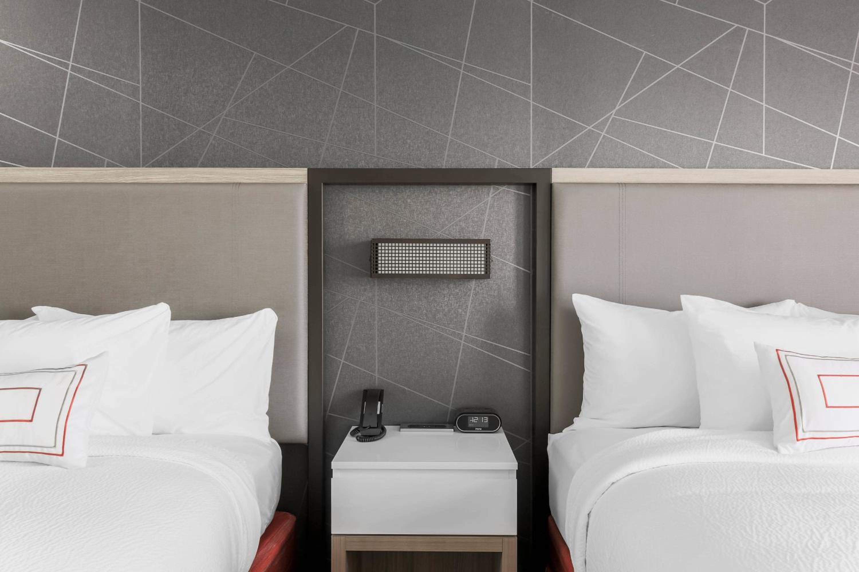 Suite, 2 Queen, Trundle bed - Photo 10