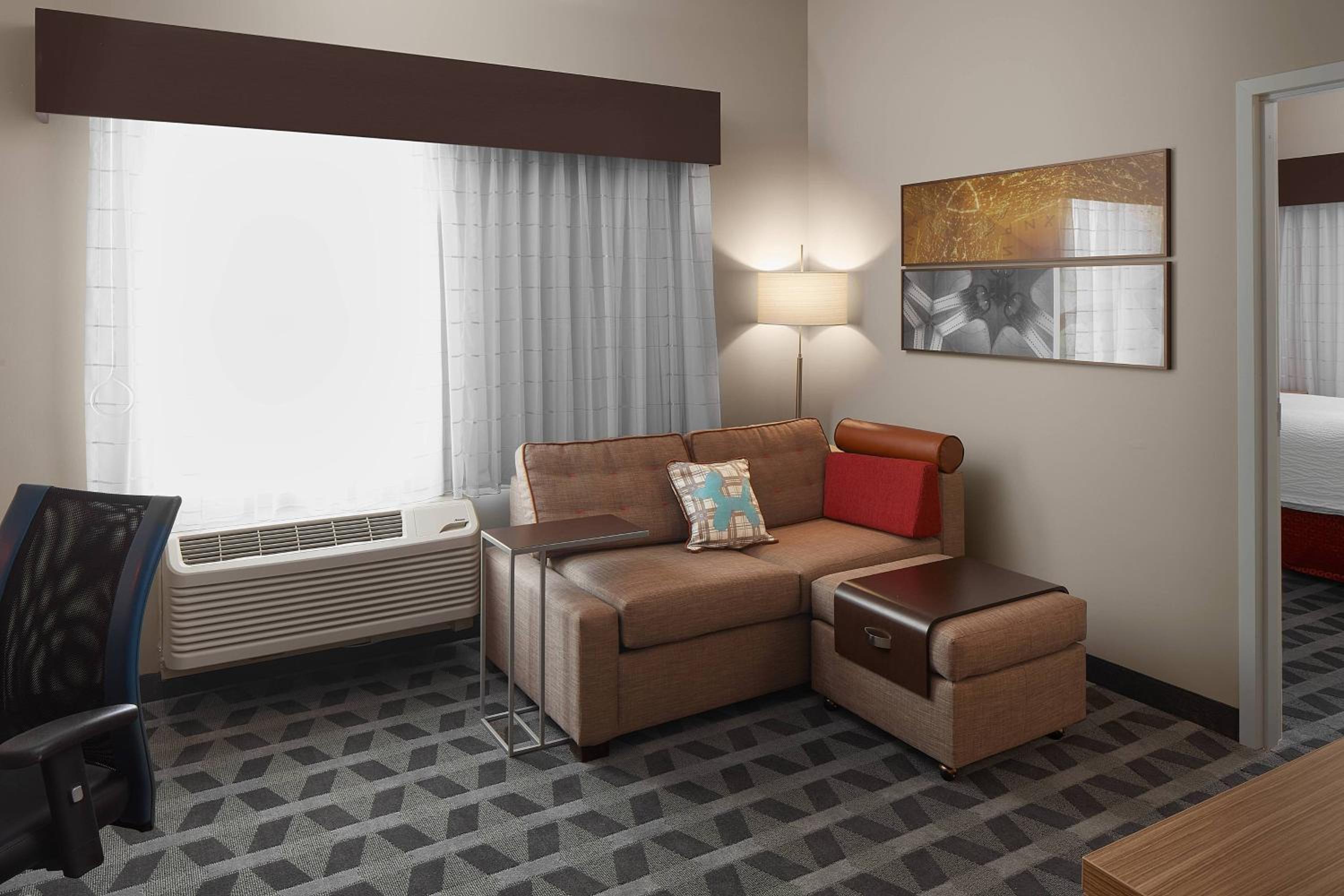 1 Bedroom Suite, 1 Queen, Sofa bed - Photo 1