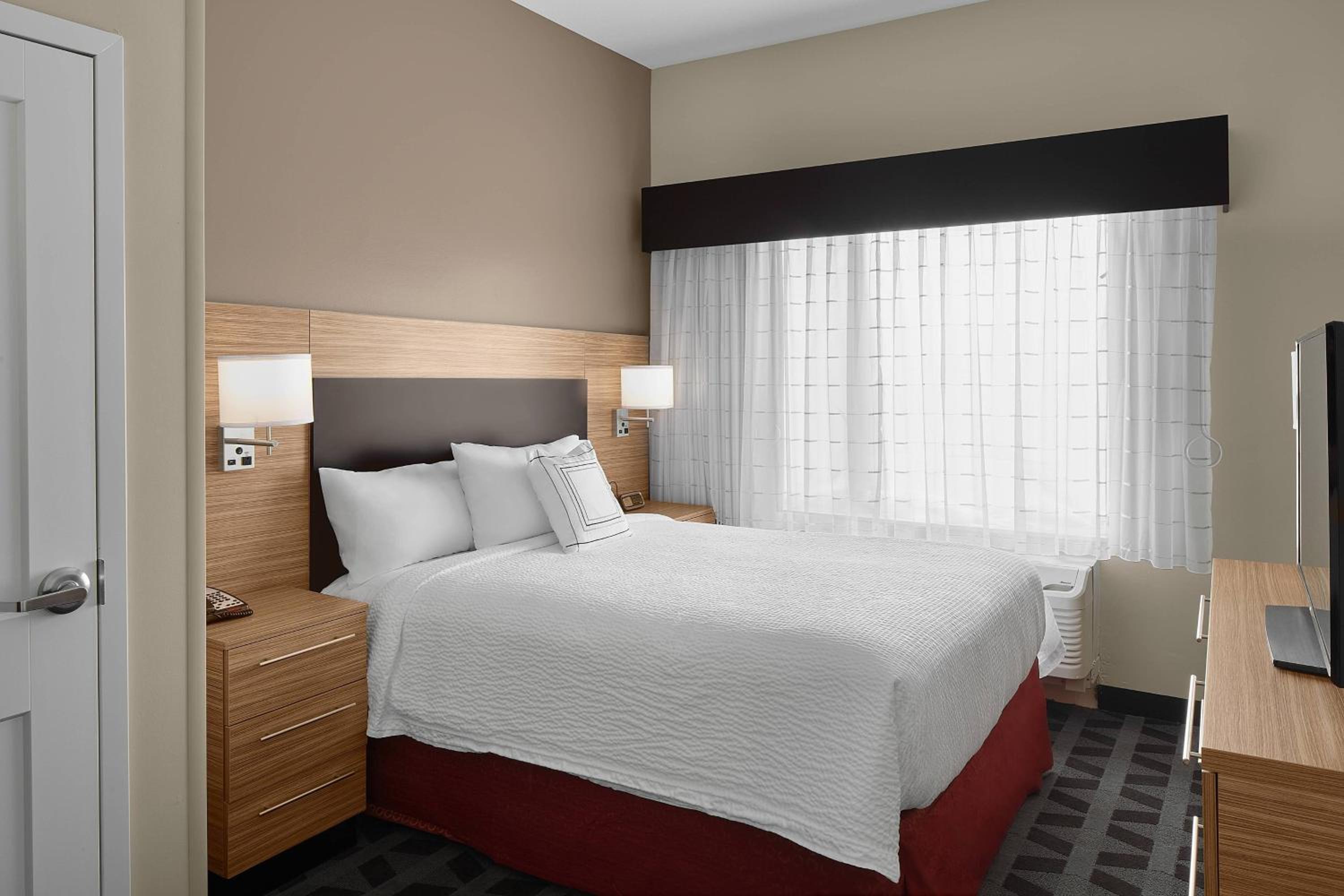 1 Bedroom Suite, 1 Queen, Sofa bed - Photo 4