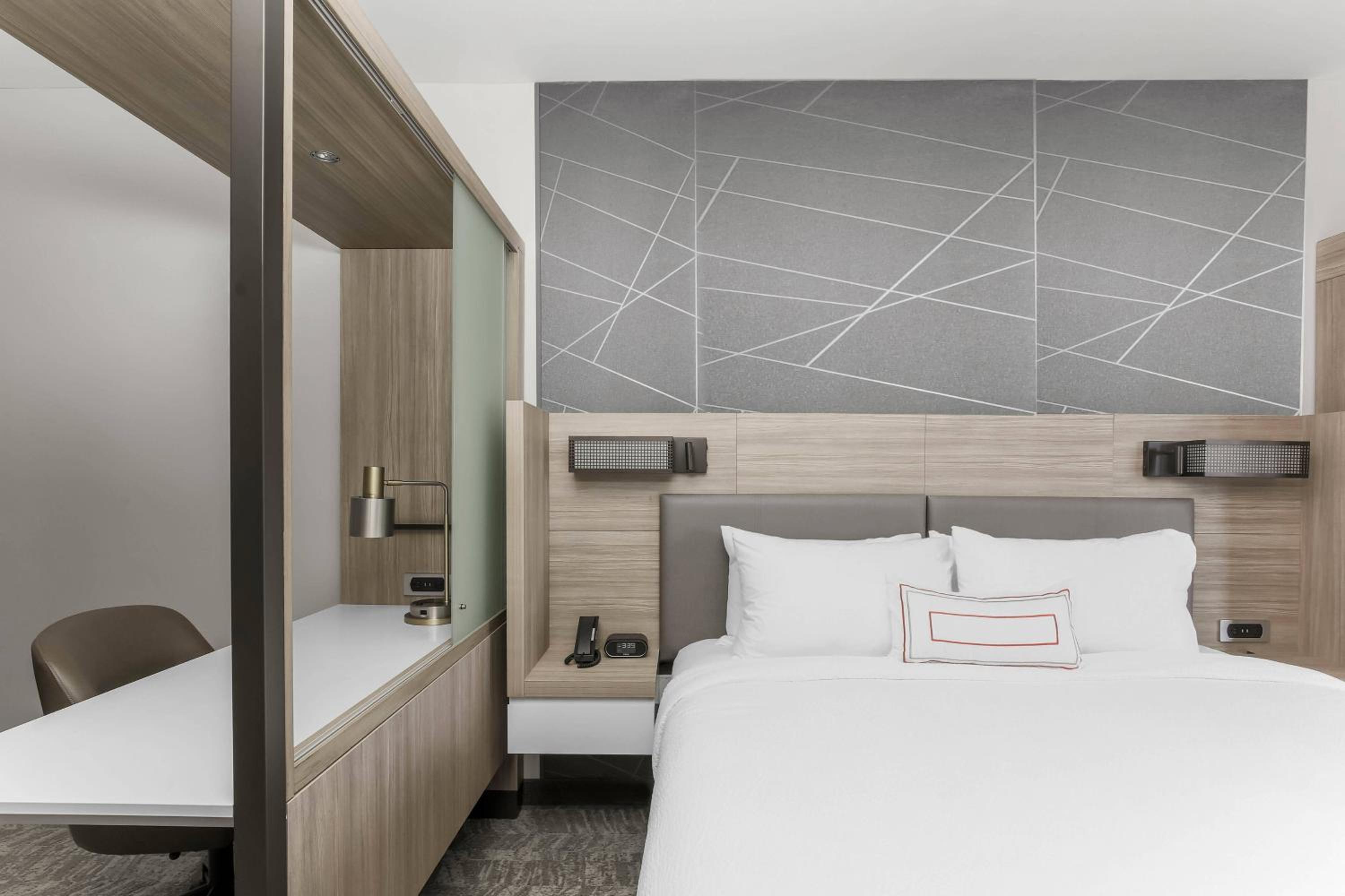 Suite, 1 King, Trundle bed - Photo 2