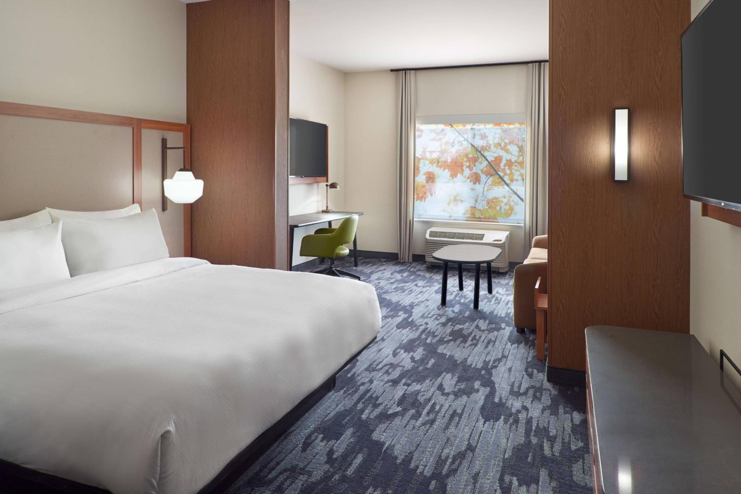 Executive King Suite with Sofa Bed - Photo 4