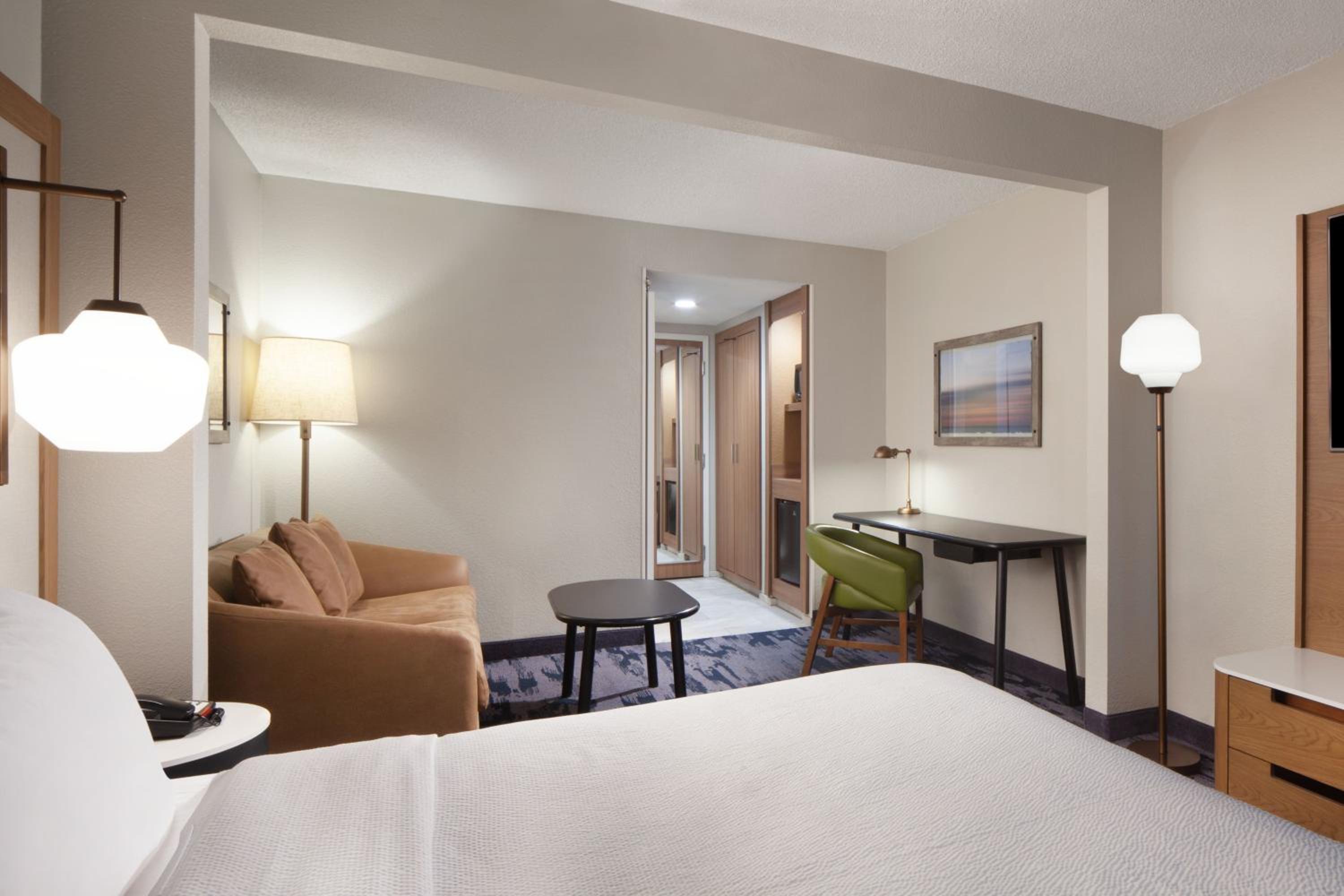 King Guest Room with Sofa Bed - Photo 3
