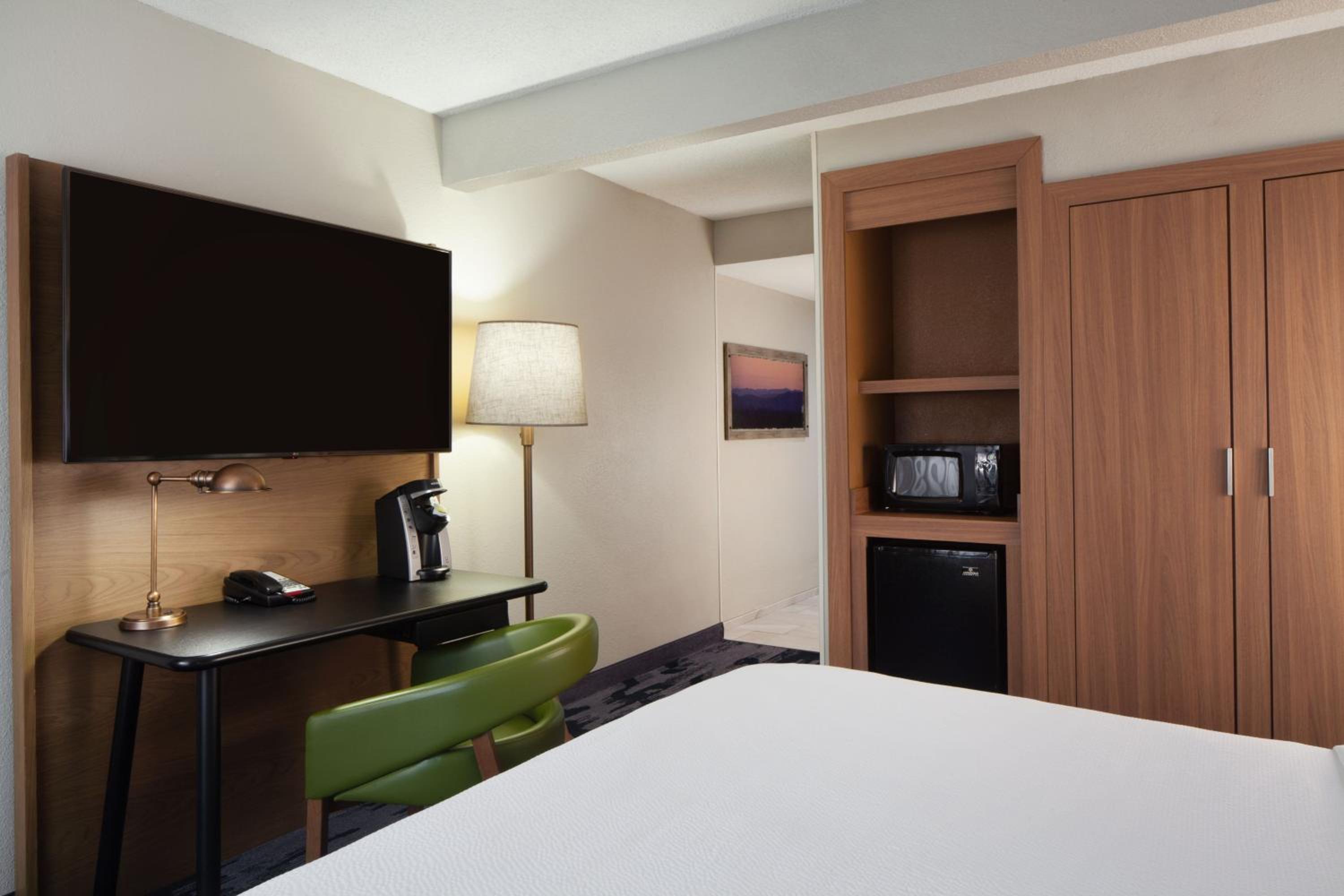 King Guest Room with Sofa Bed - Photo 4