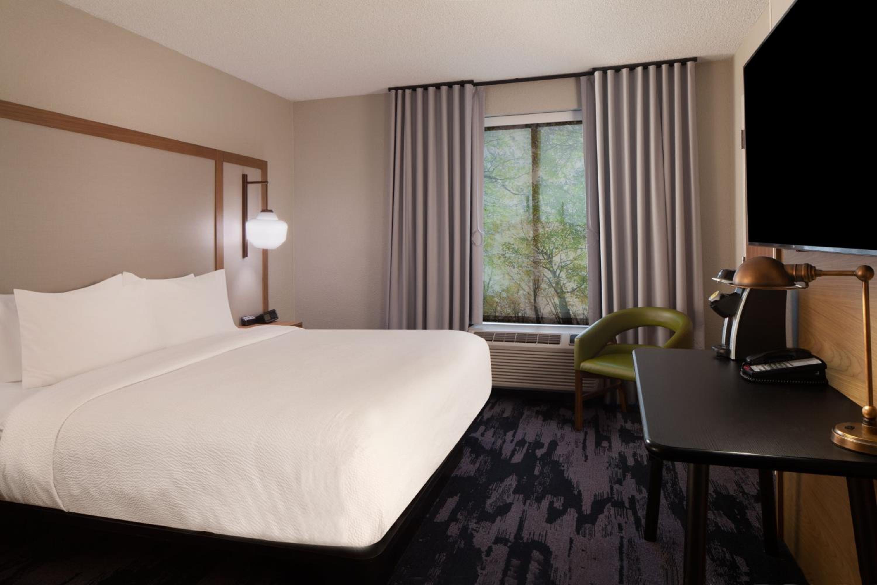 King Guest Room with Sofa Bed - Photo 2