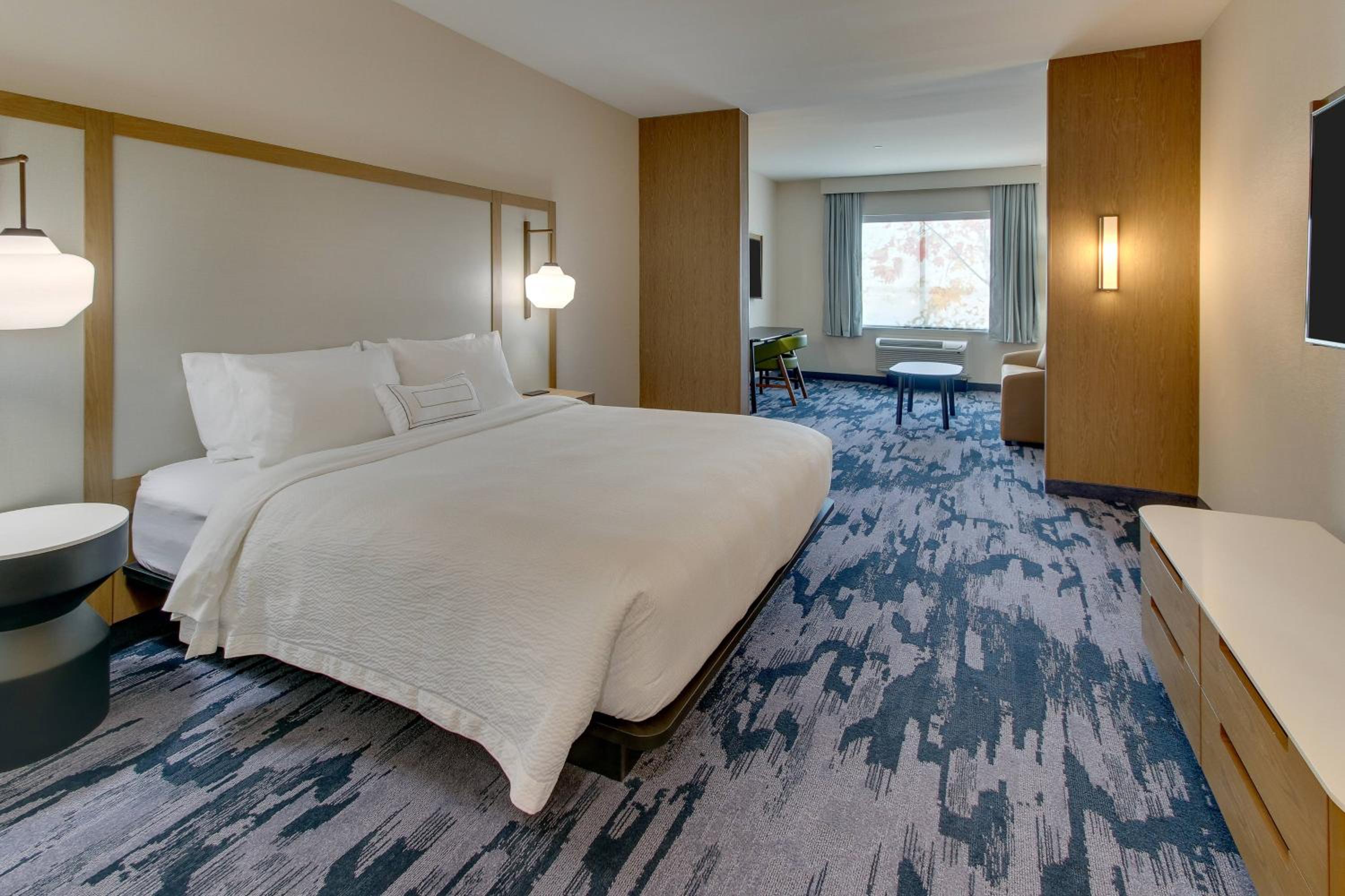 Suite, 1 King, Sofa bed - Photo 3