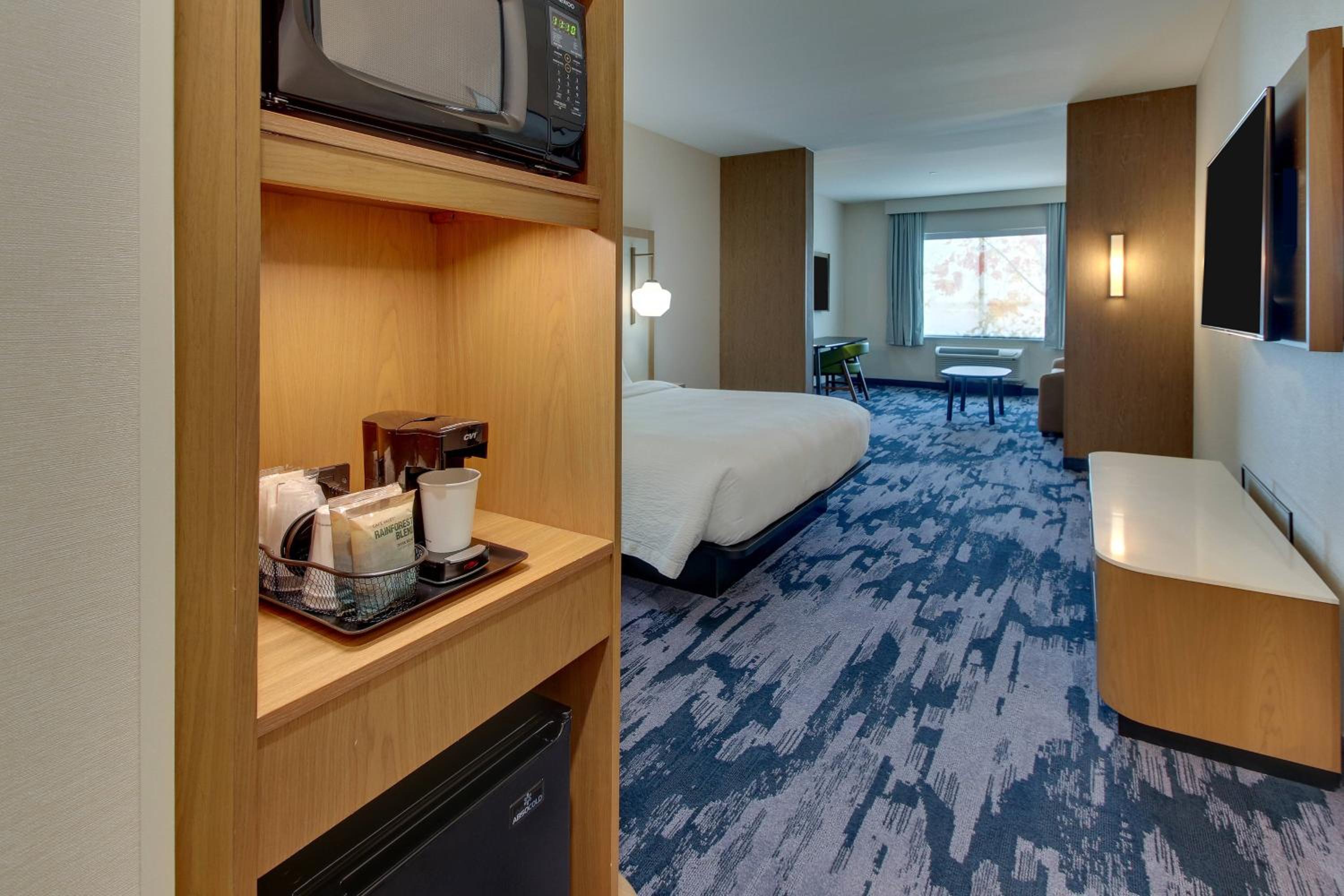 Suite, 1 King, Sofa bed - Photo 4