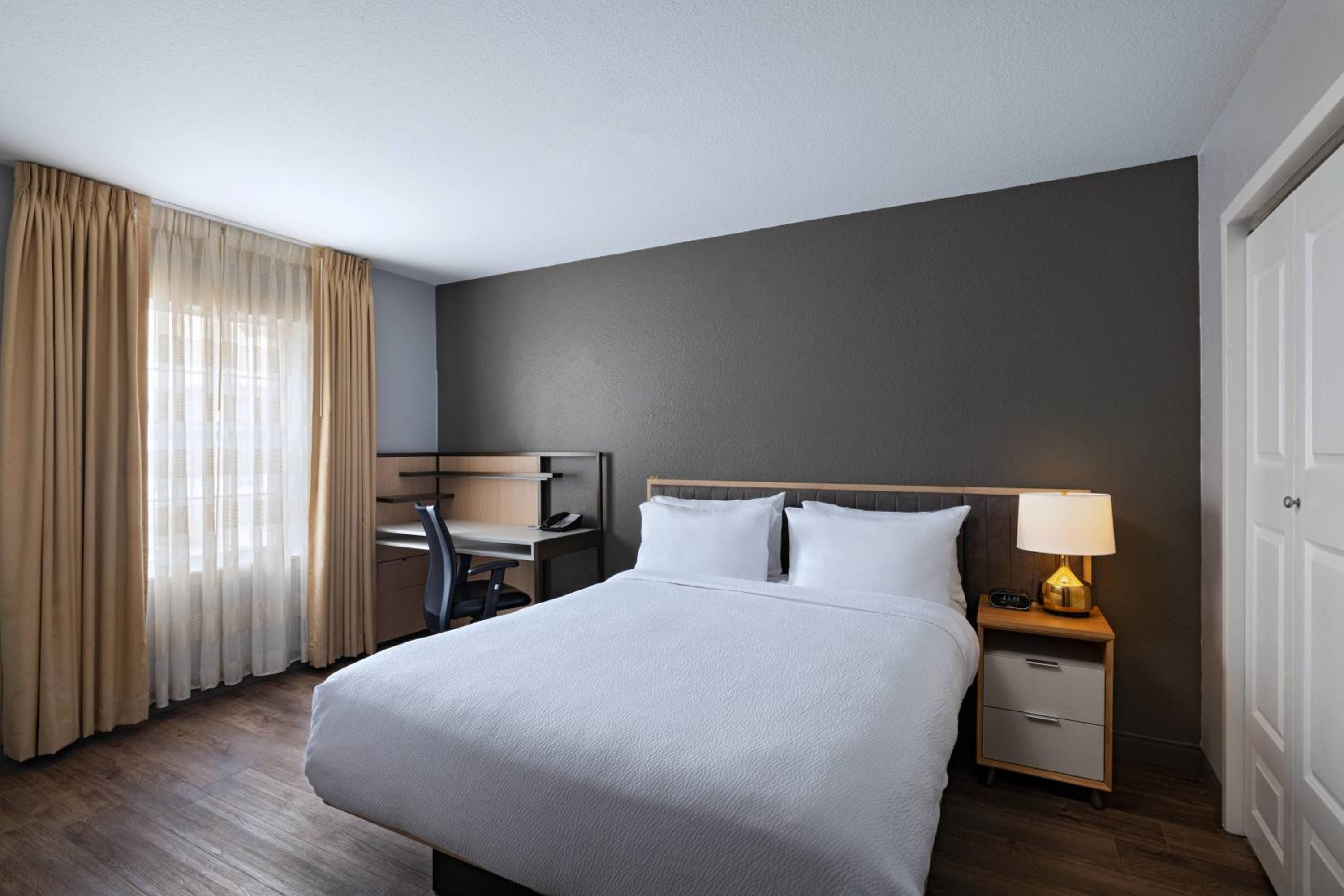2 Bedroom Suite, Bedroom 1: 1 Queen, Bedroom 2: 1 Queen - Photo 2