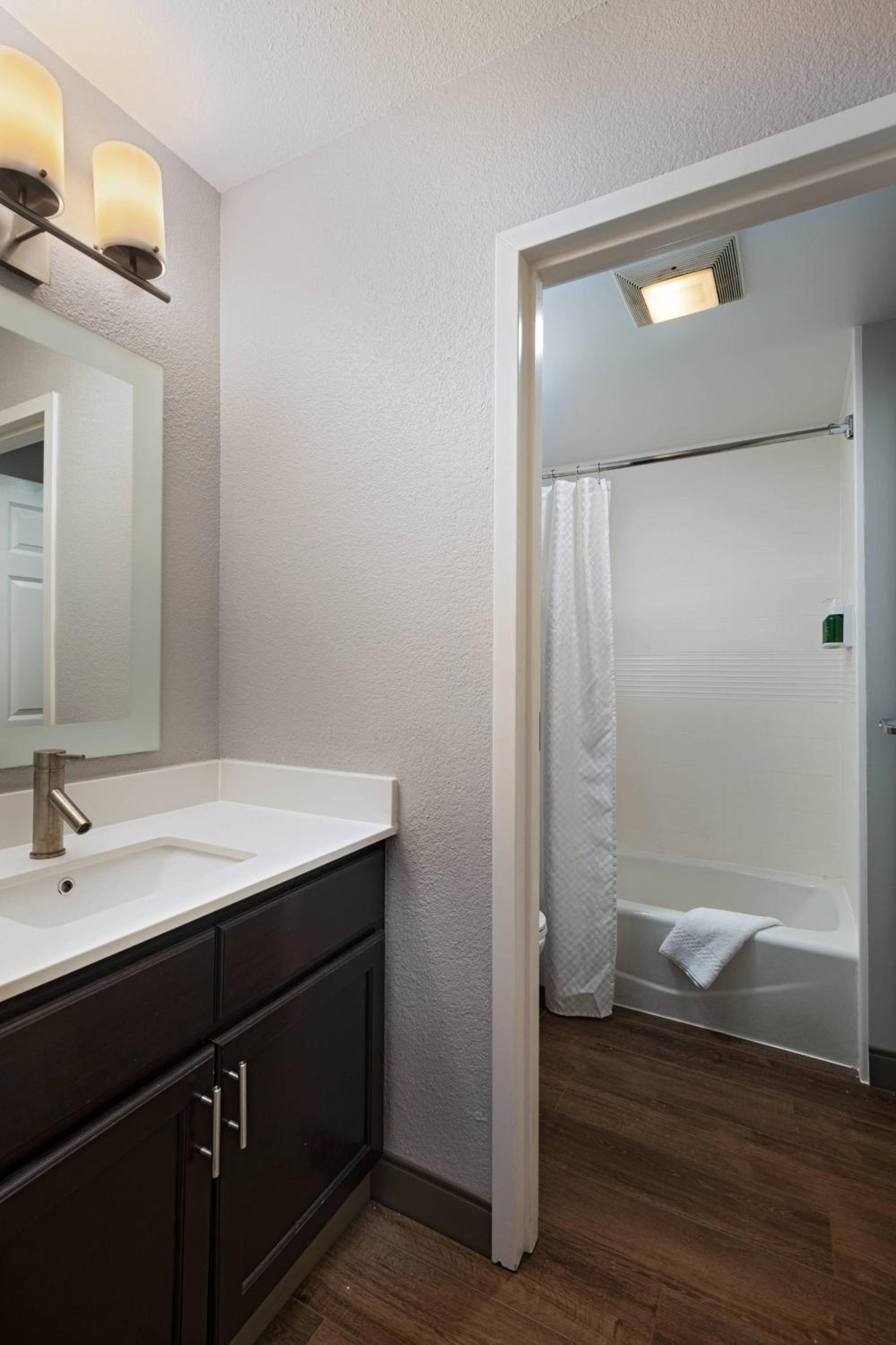 2 Bedroom Suite, Bedroom 1: 1 Queen, Bedroom 2: 1 Queen - Photo 6